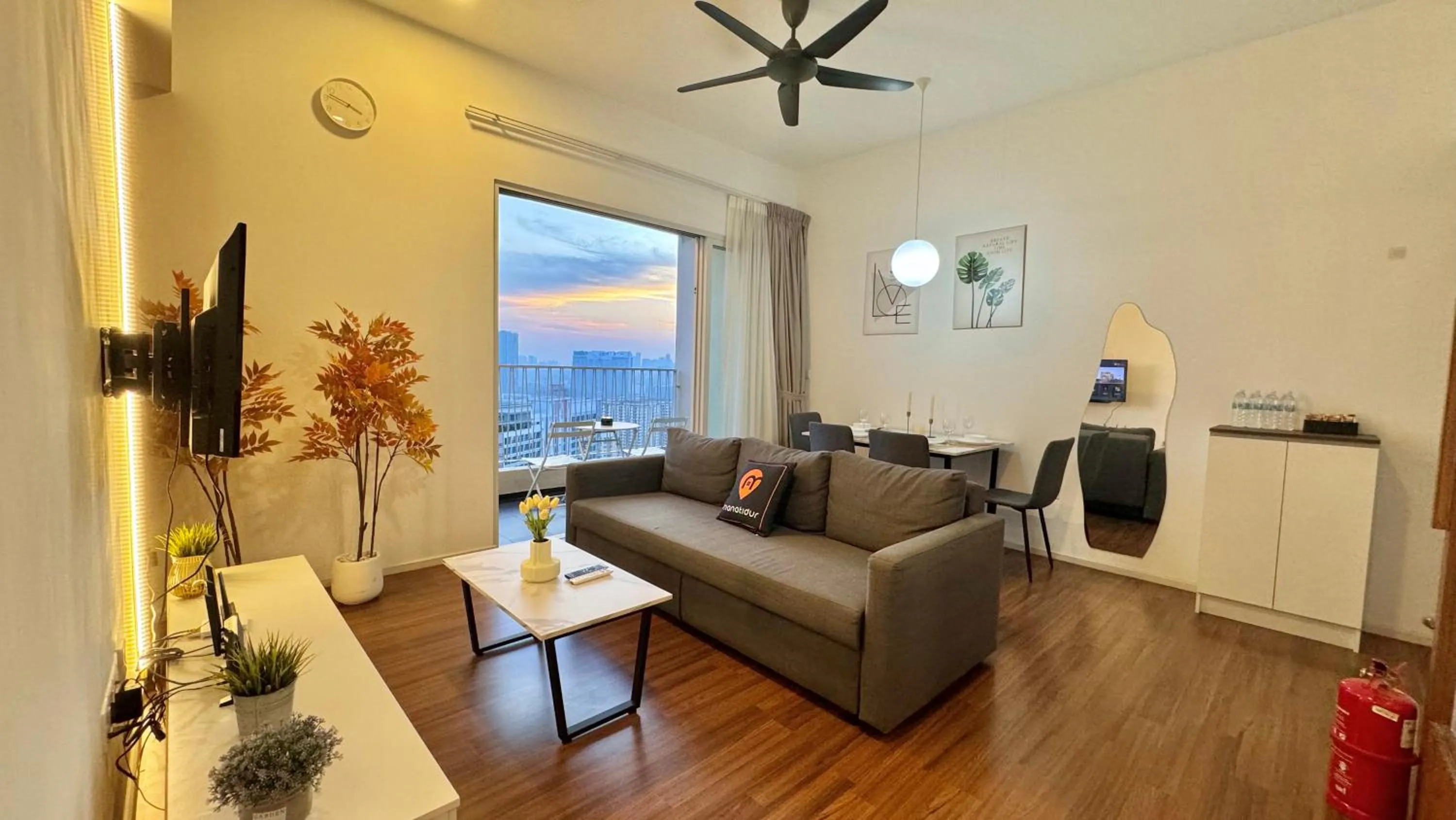 Living room in UNA Serviced Apartment by manatidur