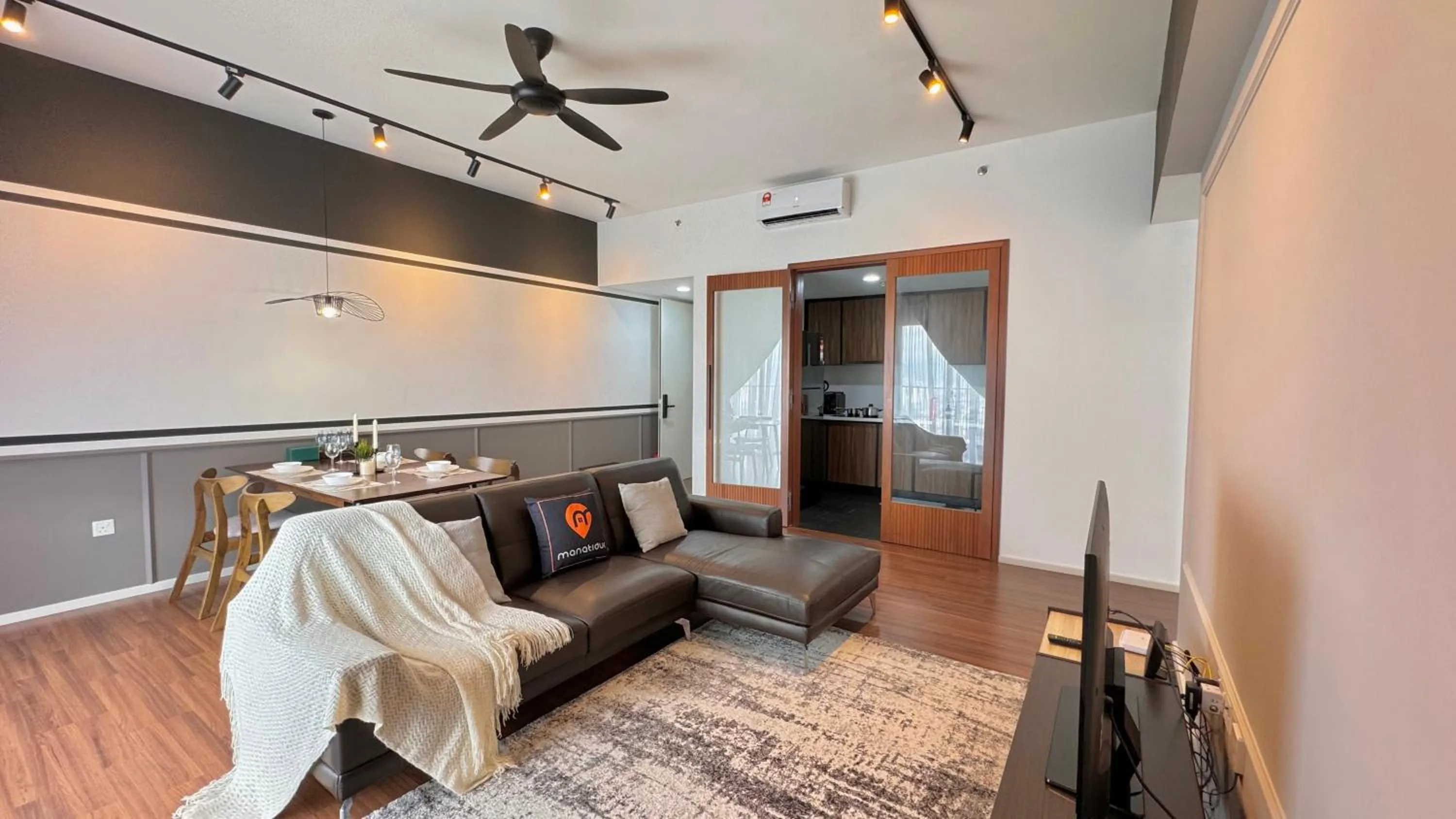 TV and multimedia, Bed in UNA Serviced Apartment by manatidur