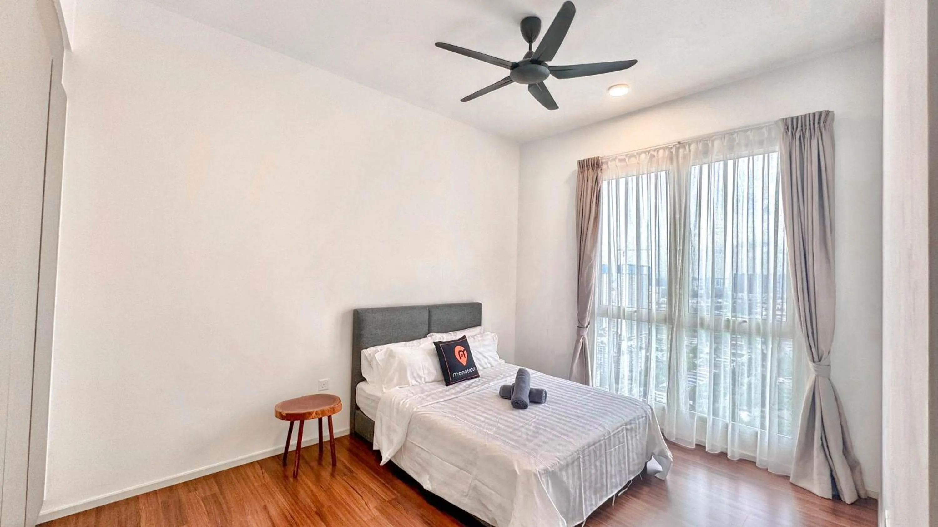 Bed in UNA Serviced Apartment by manatidur