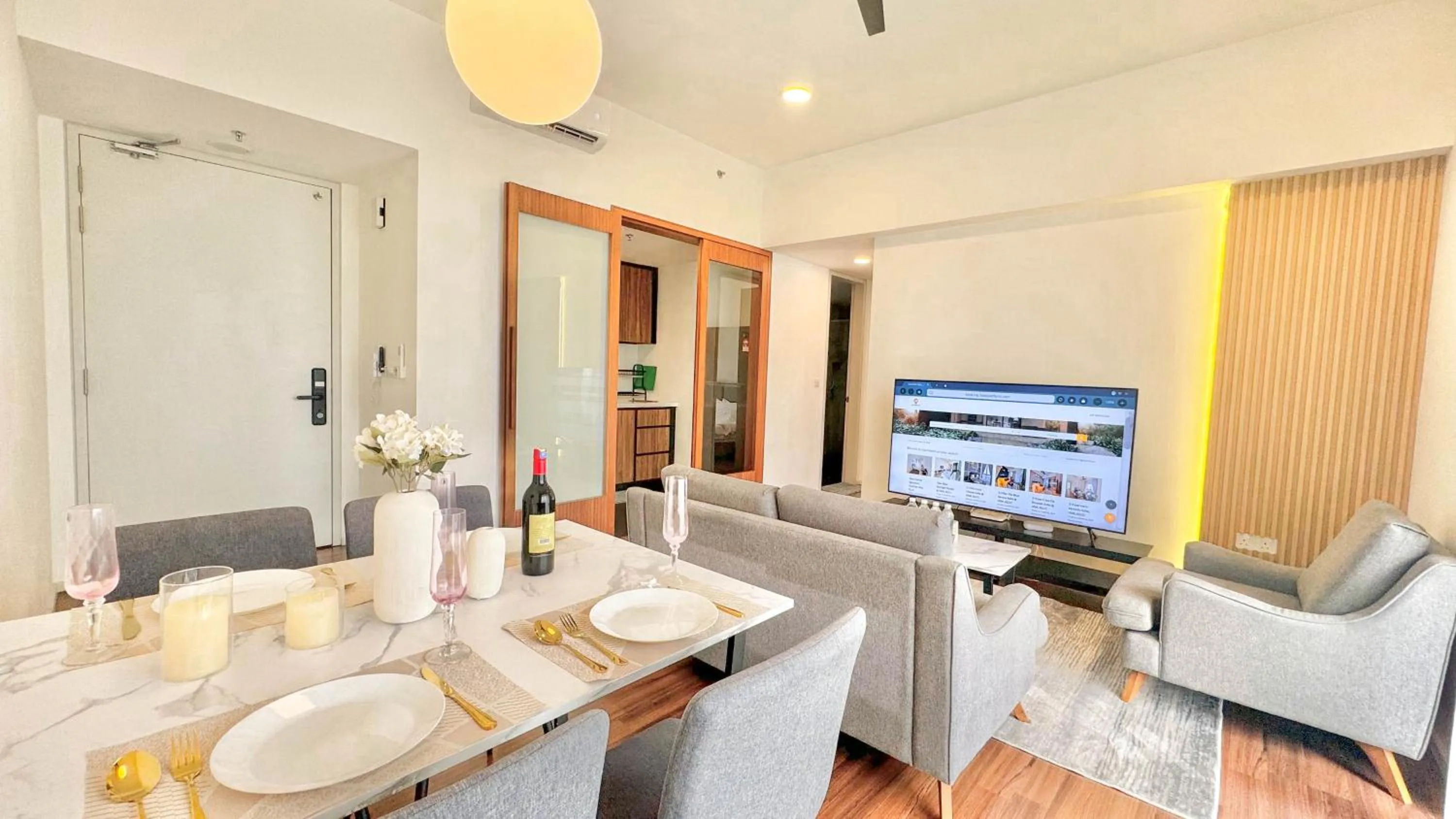 Family in UNA Serviced Apartment by manatidur