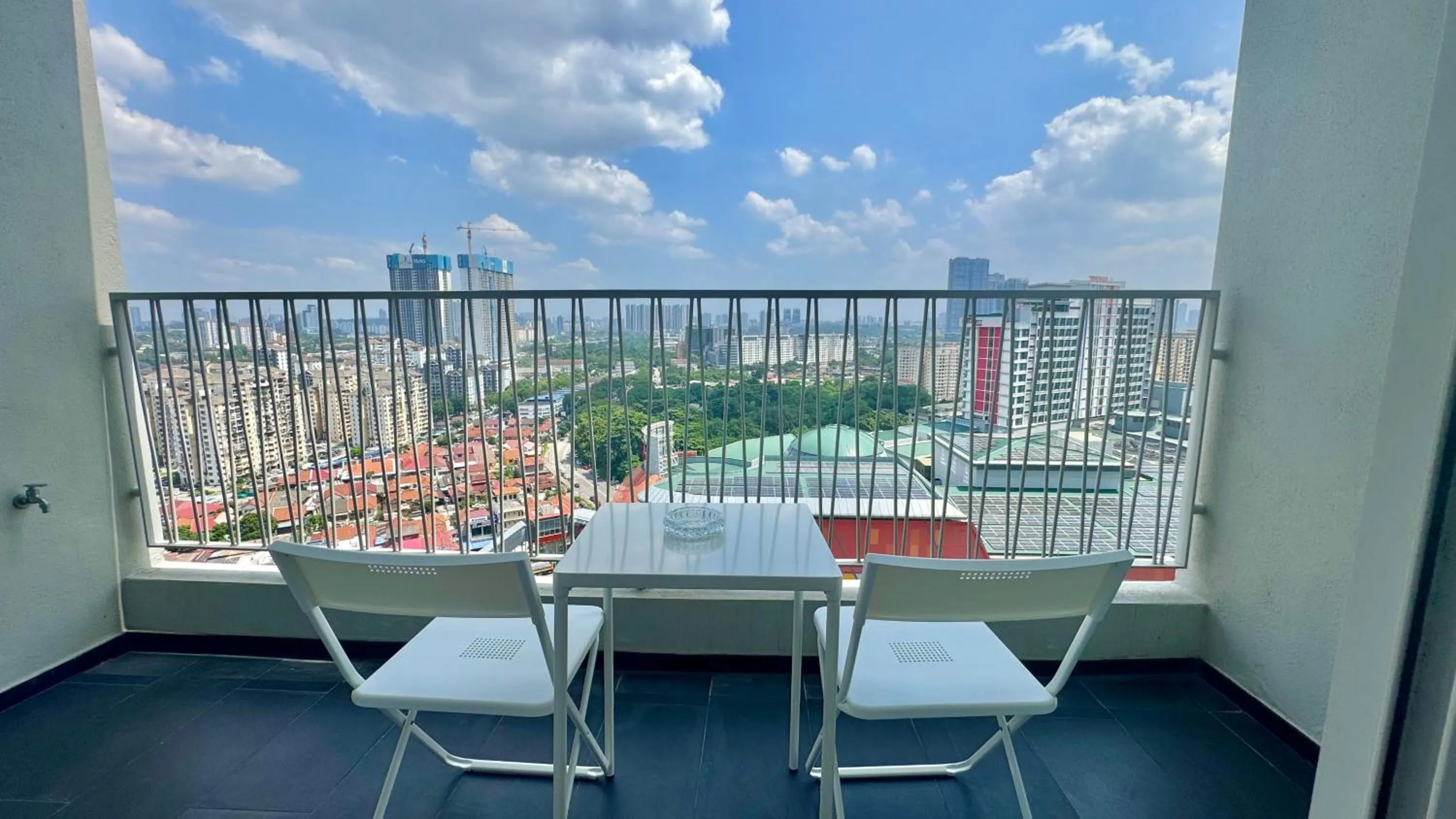 Balcony/Terrace in UNA Serviced Apartment by manatidur