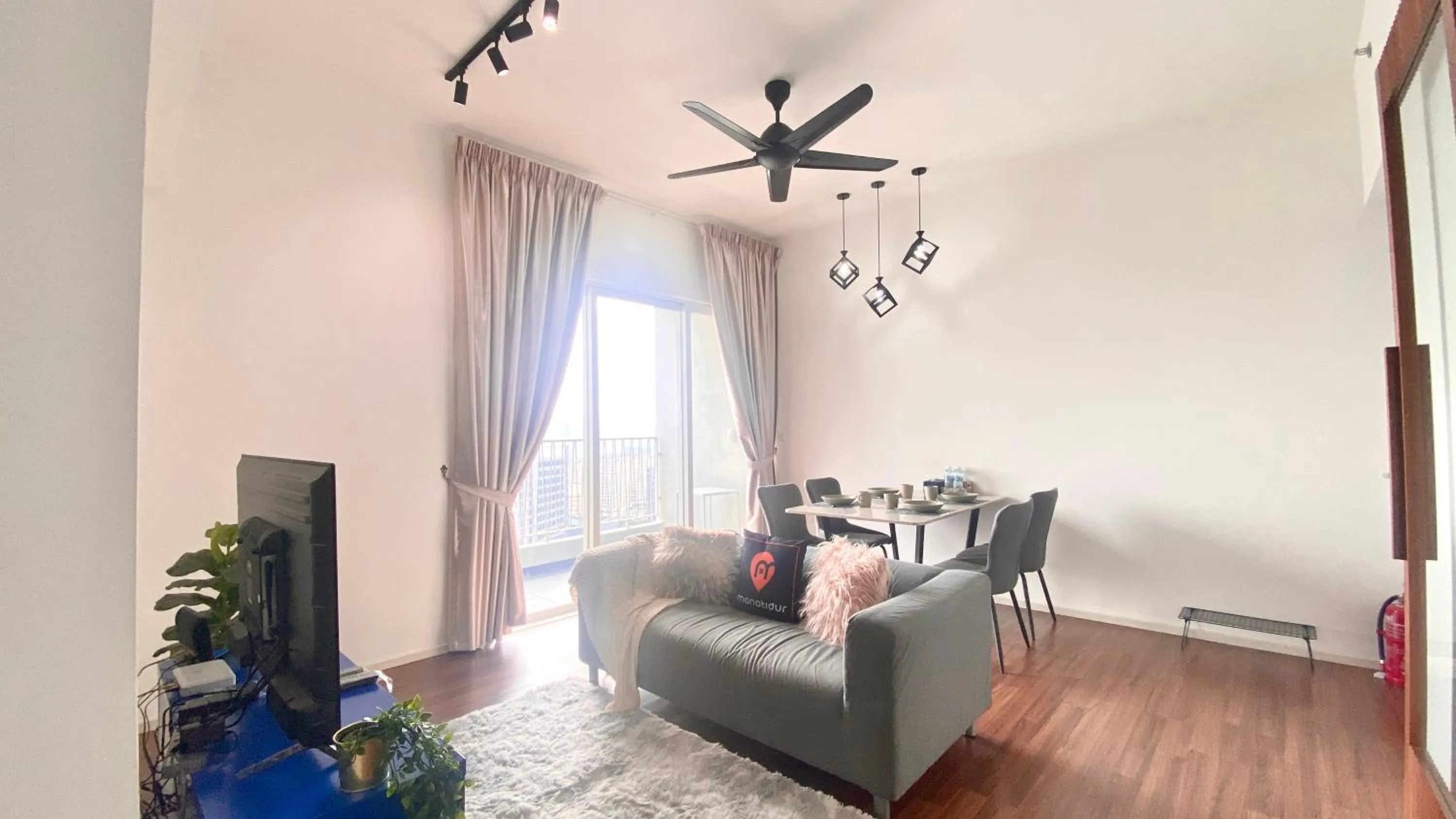 Dining area in UNA Serviced Apartment by manatidur