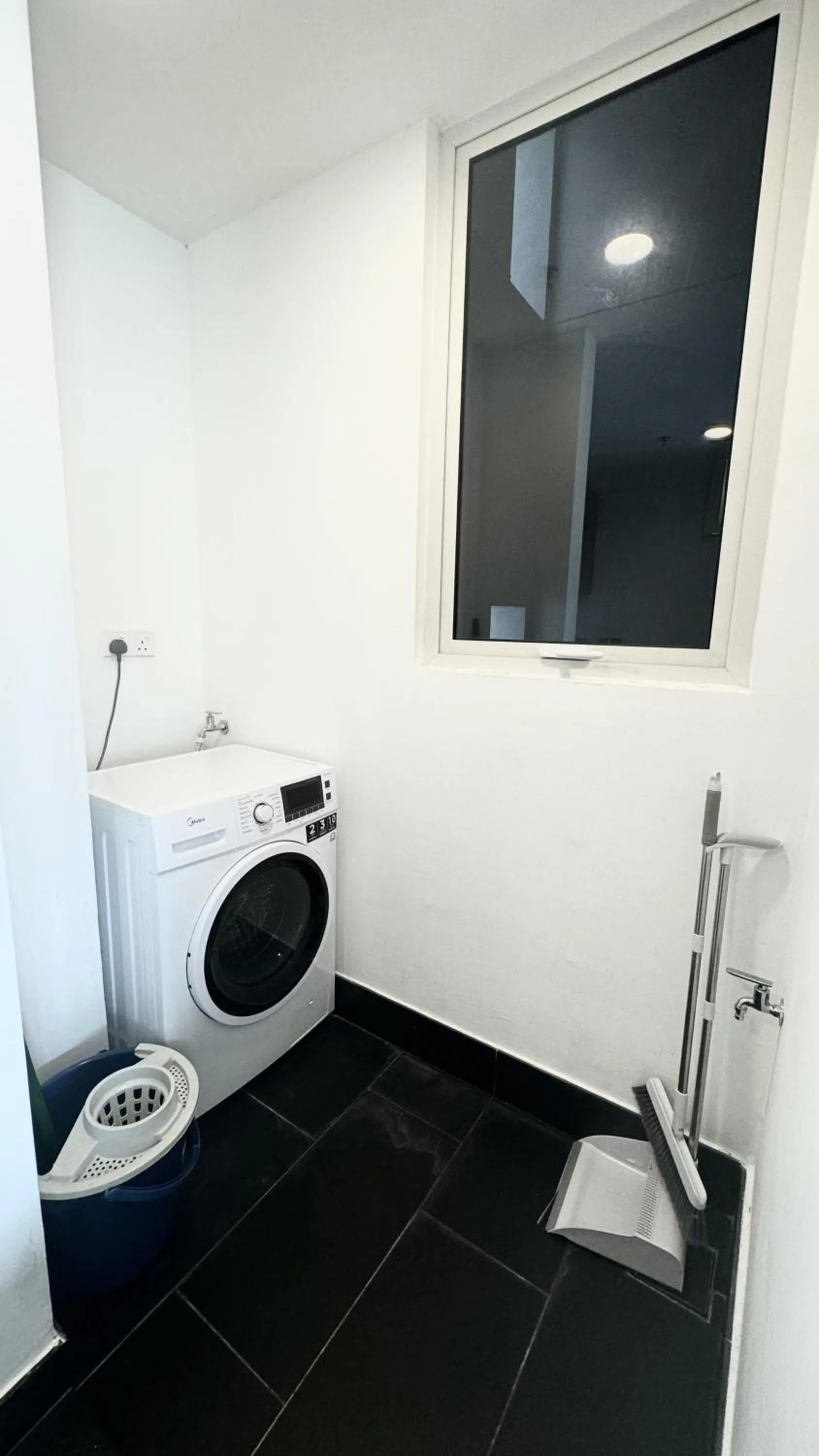 washing machine in UNA Serviced Apartment by manatidur