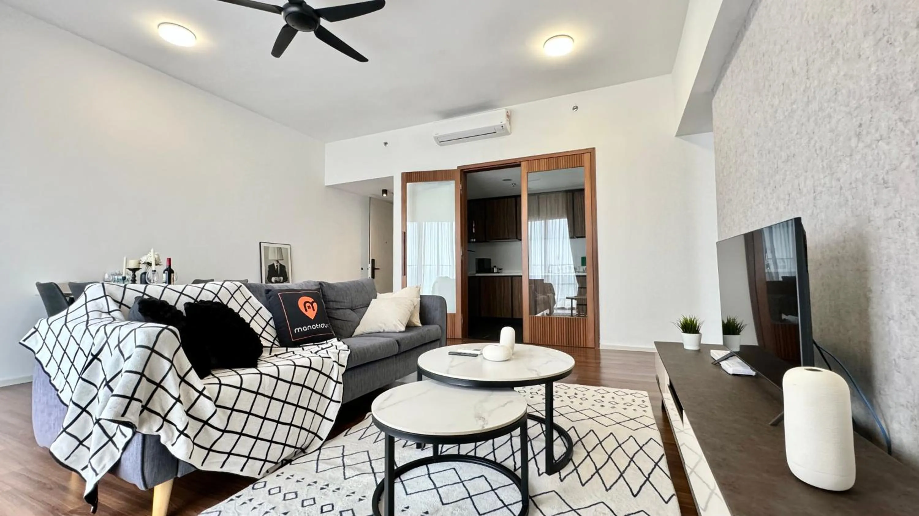 Living room in UNA Serviced Apartment by manatidur