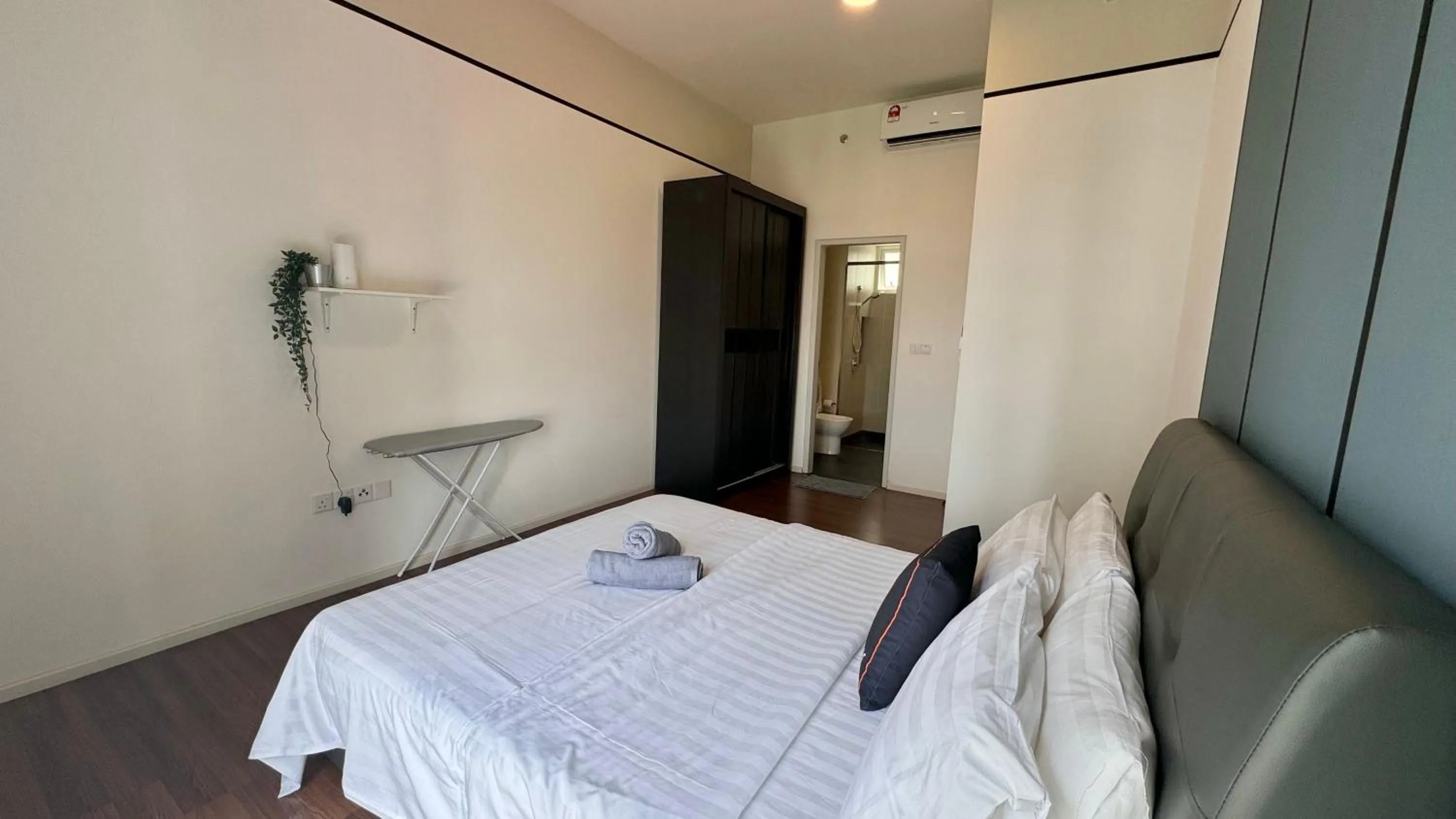 Bed in UNA Serviced Apartment by manatidur