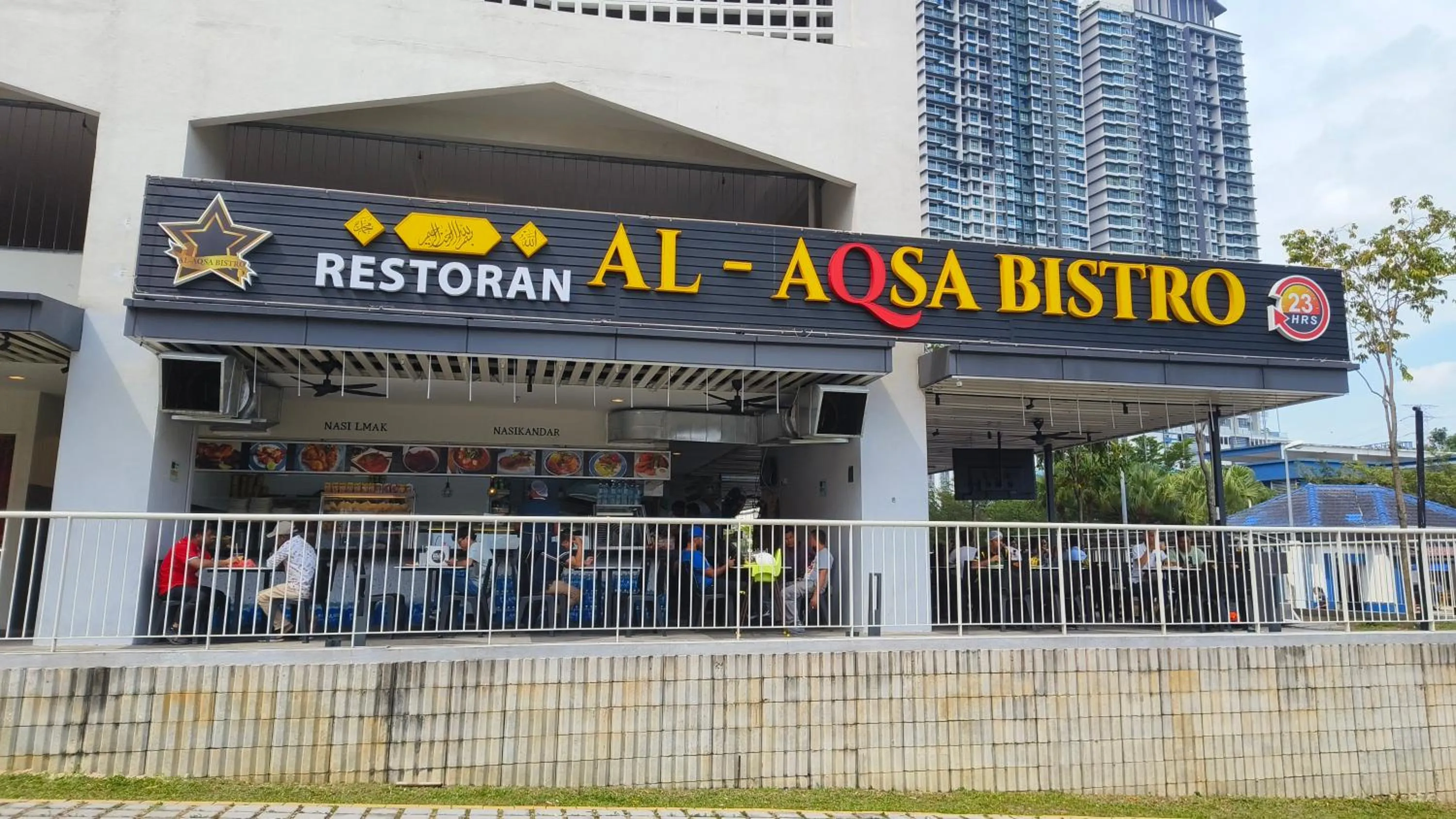 Restaurant/places to eat in UNA Serviced Apartment by manatidur