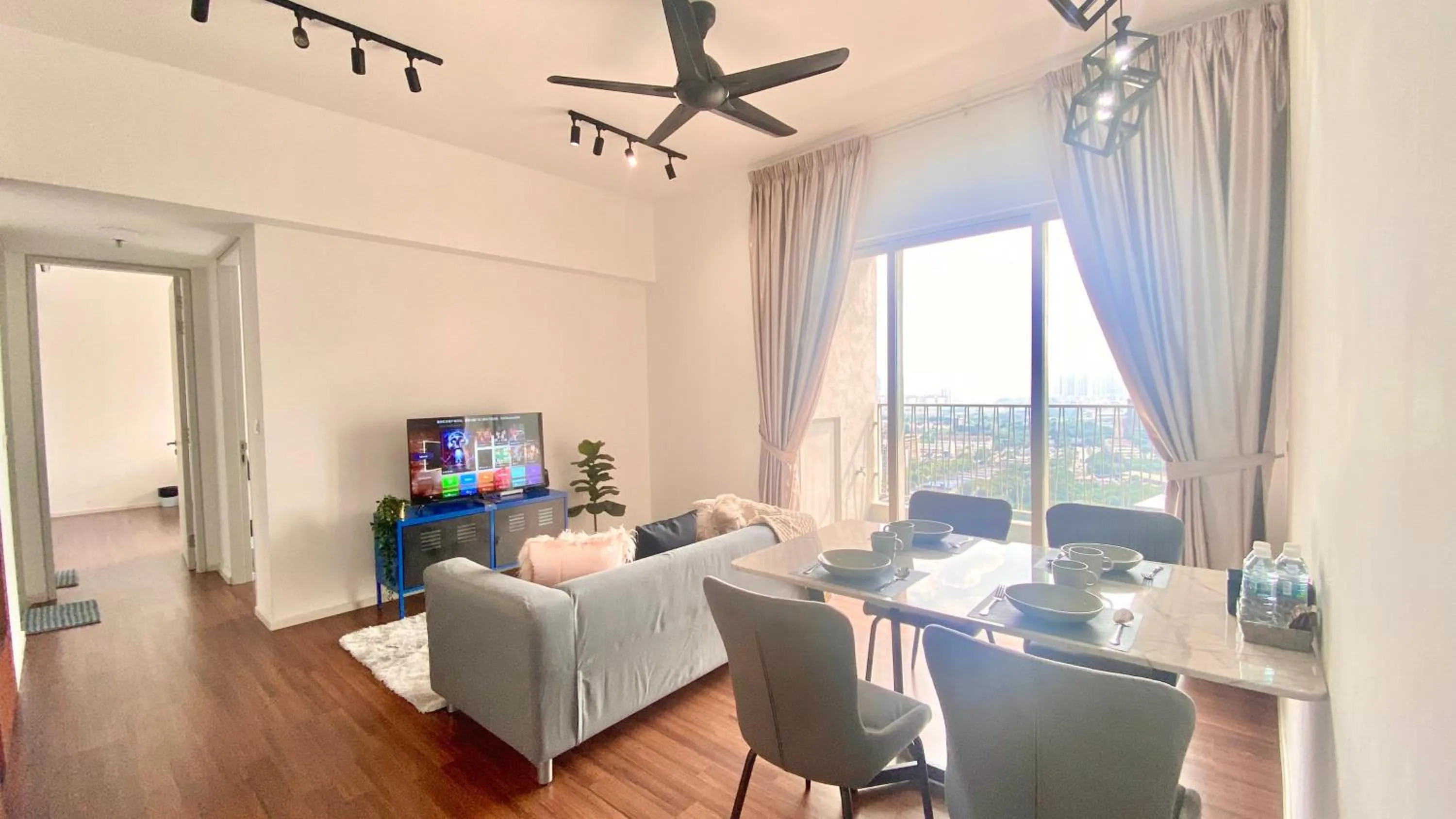 Living room in UNA Serviced Apartment by manatidur