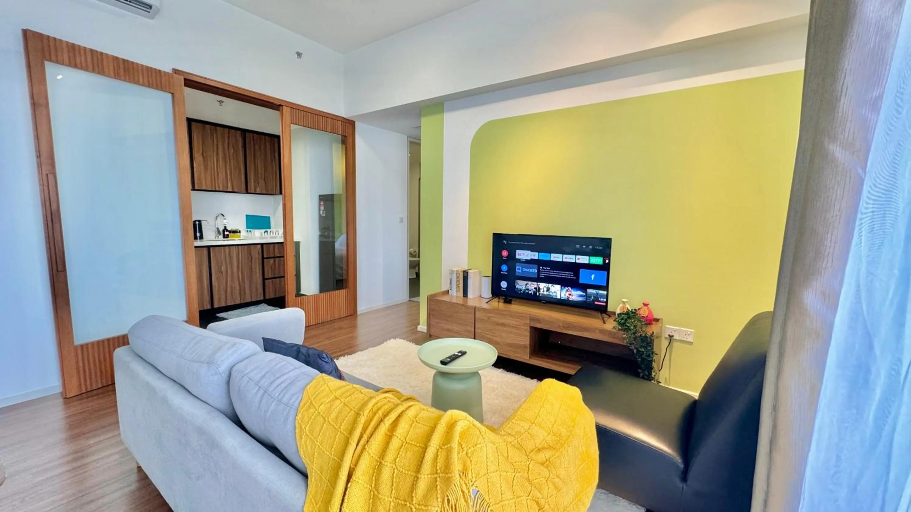 Living room in UNA Serviced Apartment by manatidur