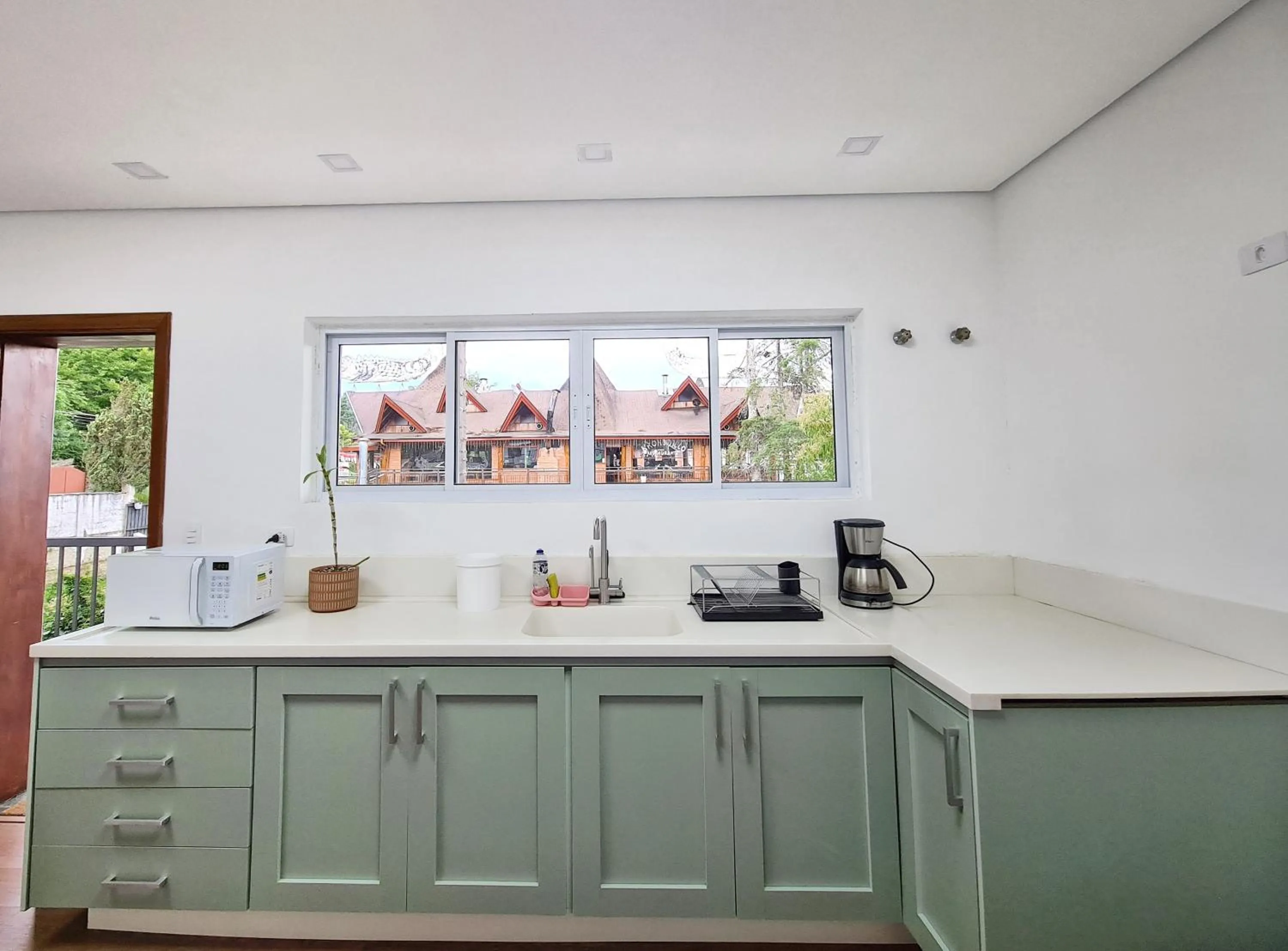 Communal kitchen in Casa Três Rios - Campos do Jordão