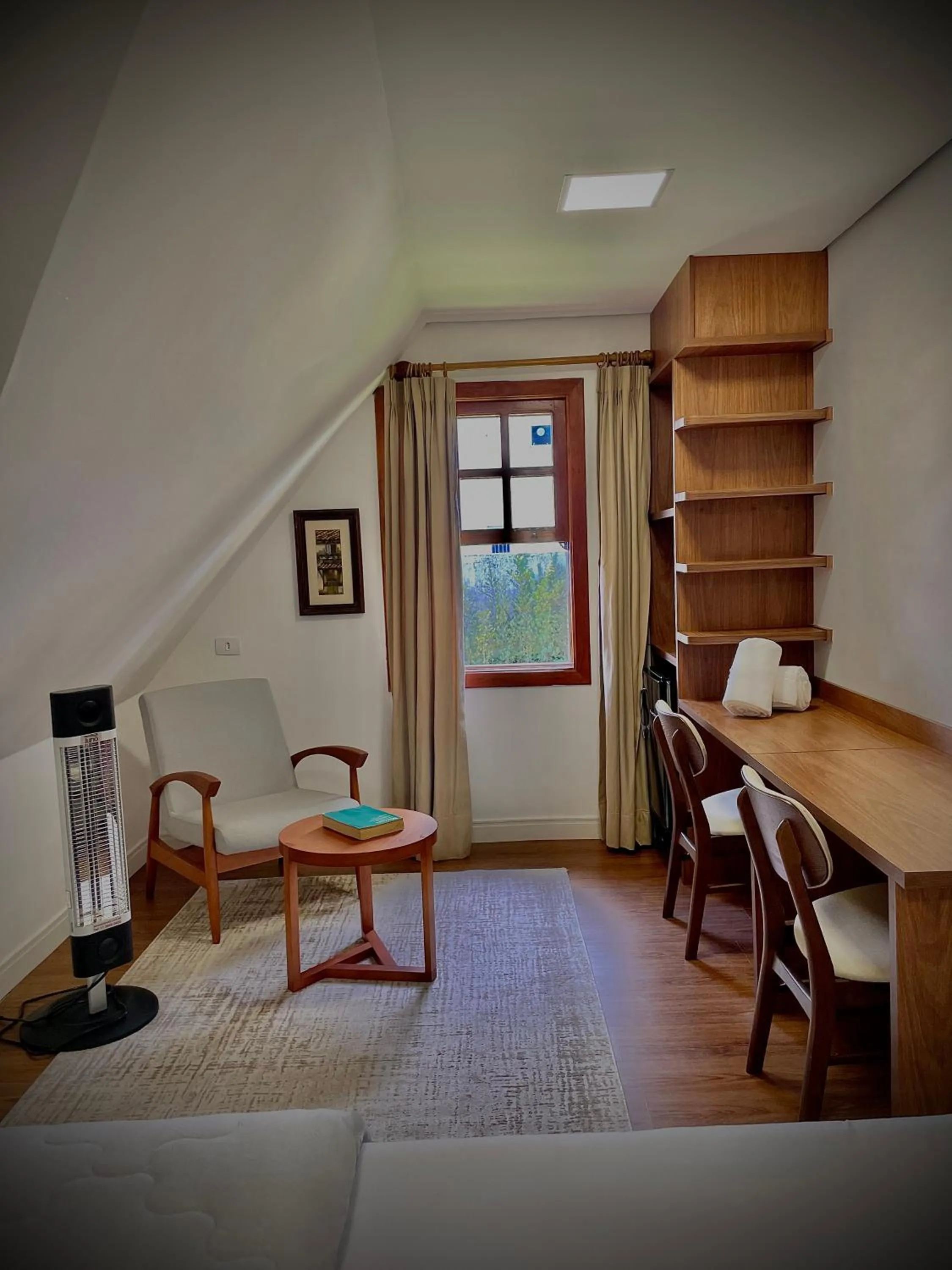 Seating area, Bed in Casa Três Rios - Campos do Jordão