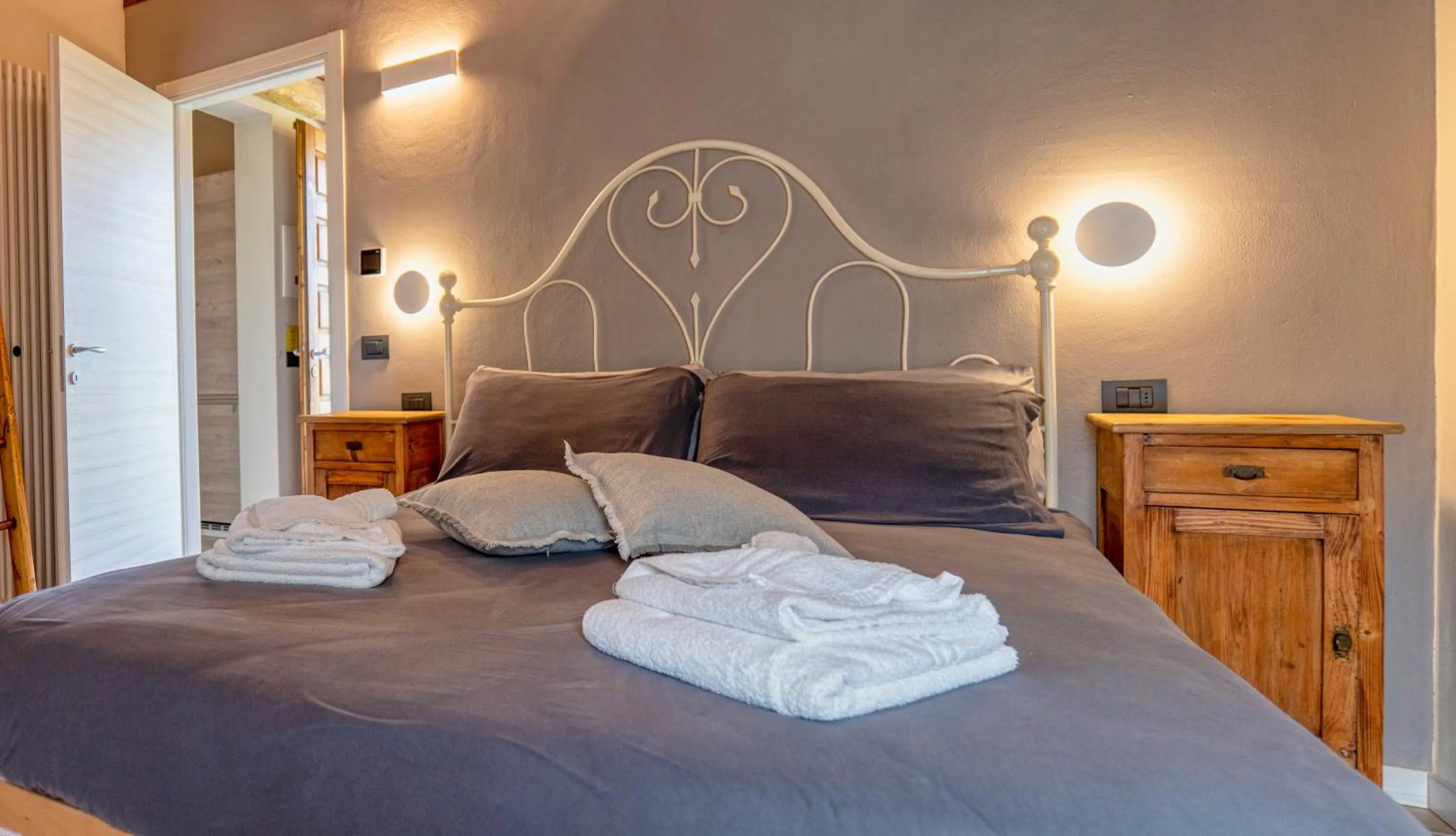 Bedroom, Bed in Alle Macine - Historic Molino Maufet Watermill - Lake Como