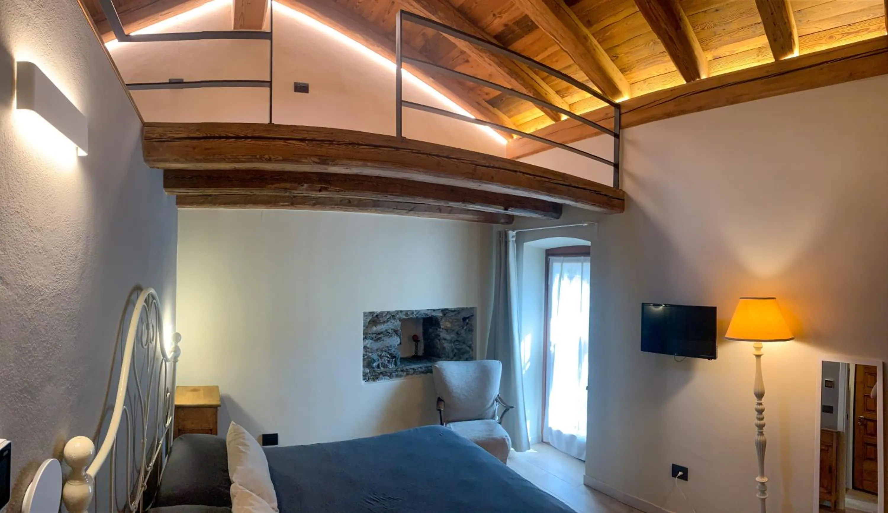 Bedroom, Bed in Alle Macine - Historic Molino Maufet Watermill - Lake Como