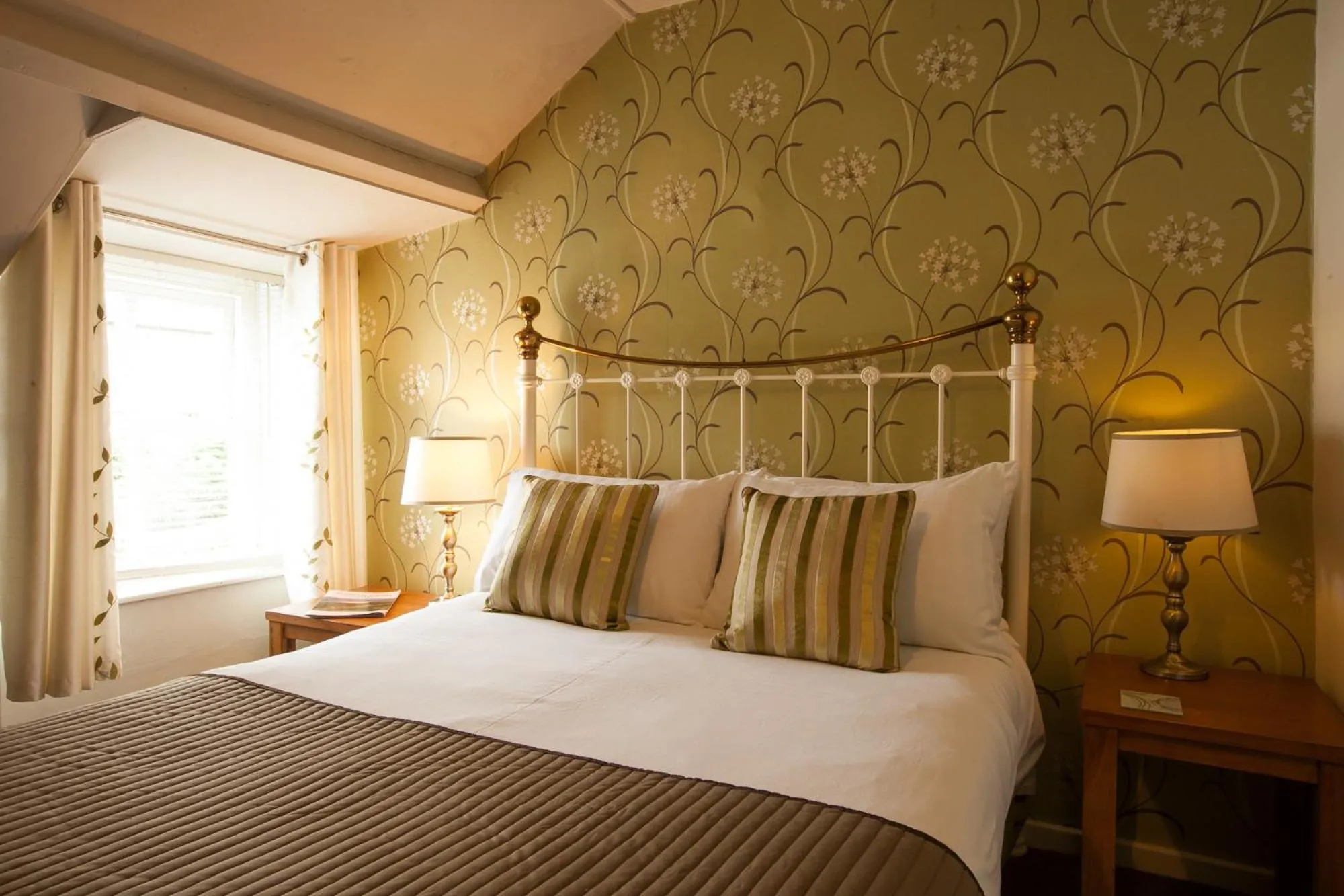Bed in Hollybush Inn