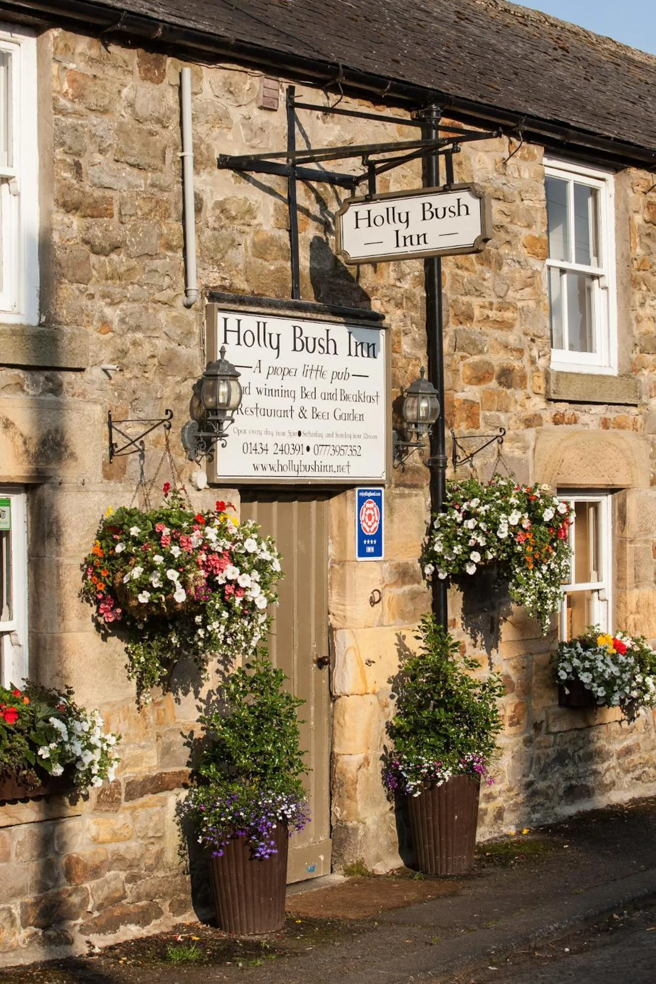 Facade/entrance in Hollybush Inn