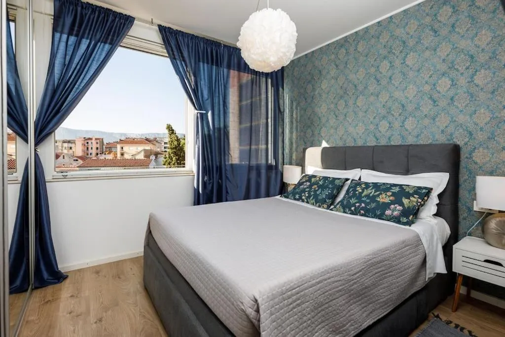 Sunset Oasis “VELLY” 1BR w/ Sea View & Parking