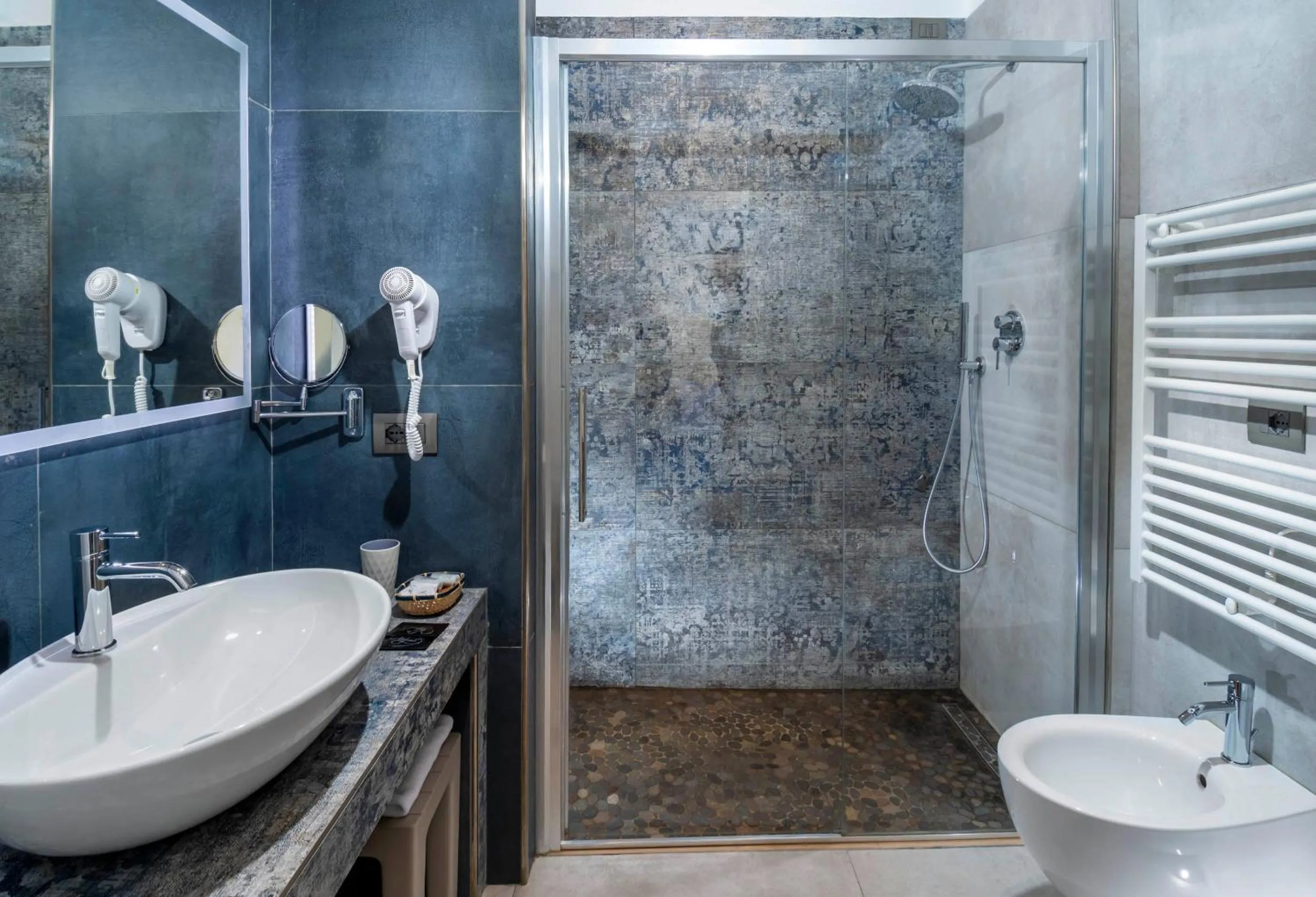 Shower in B&B Primrose Residence Hotel