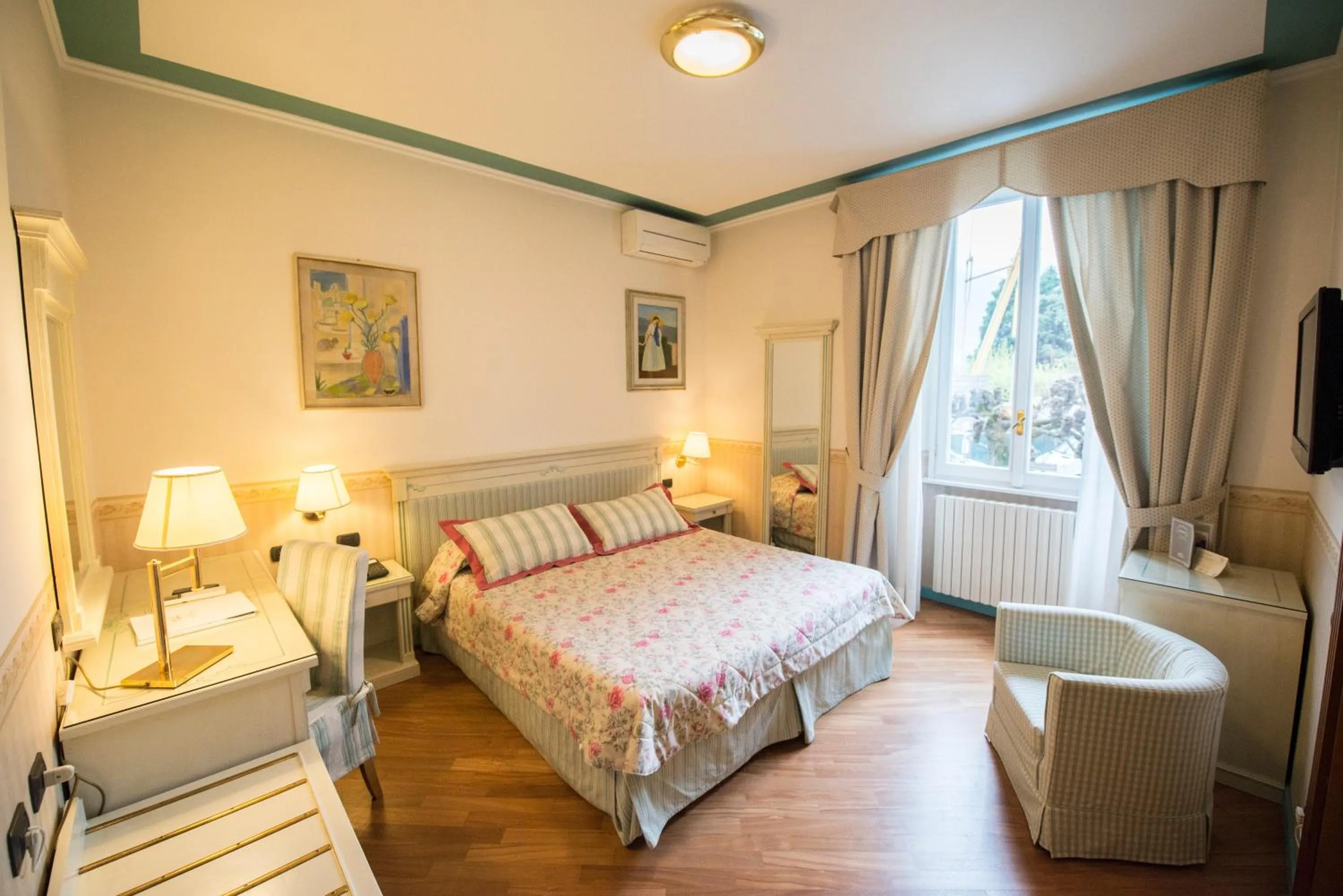 Shower, Bed in Hotel Posta