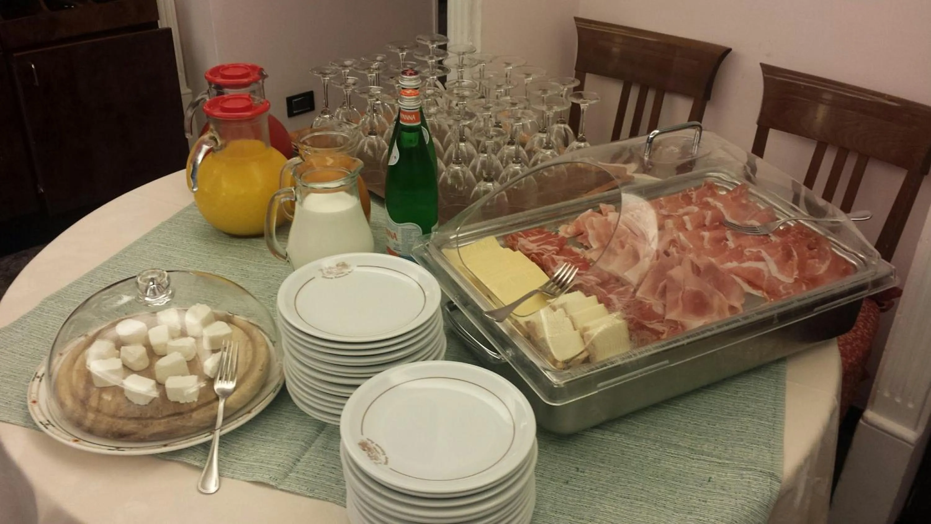 Buffet breakfast in Hotel Posta