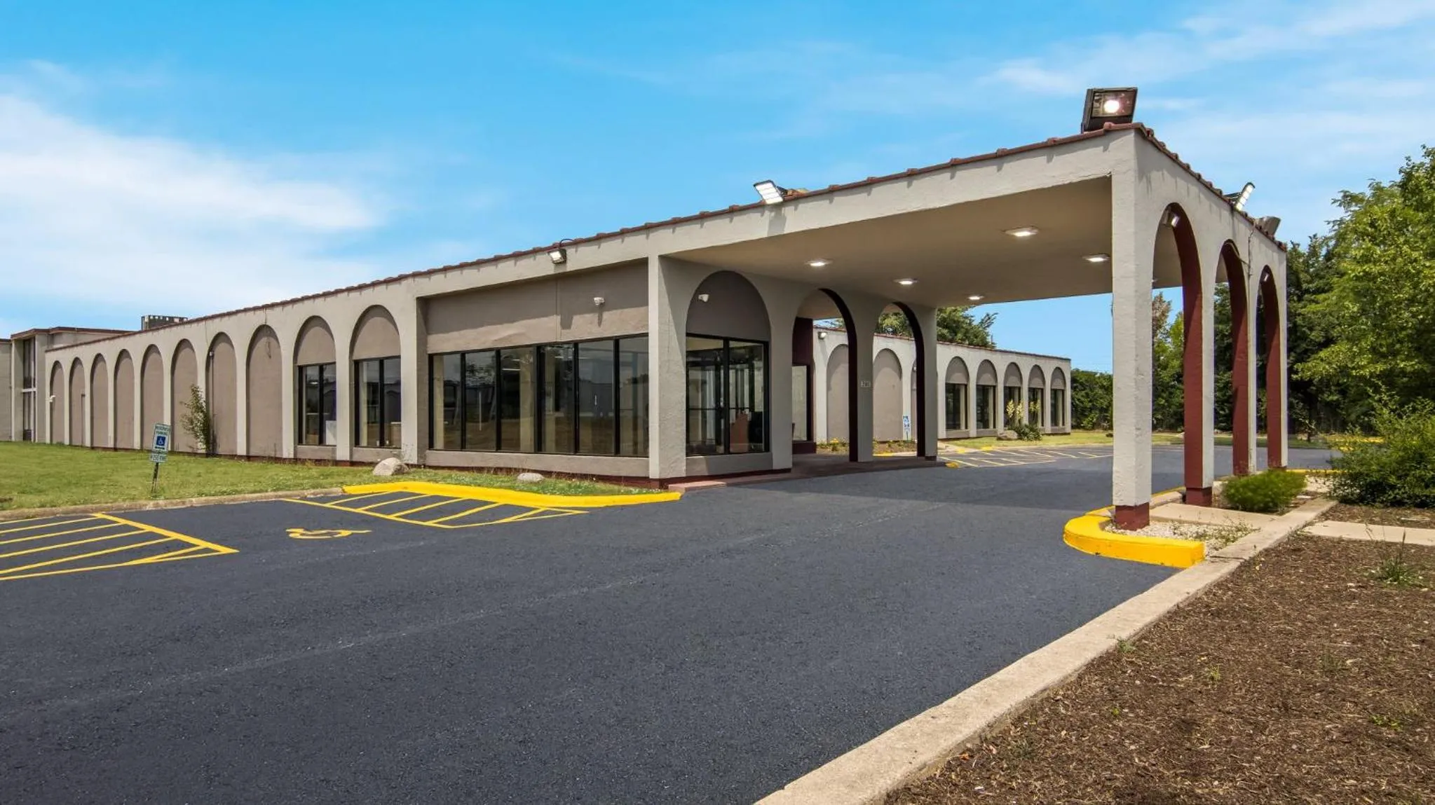 Property building in Red Roof Inn and Conference Center Chicago - N Aurora Naperville