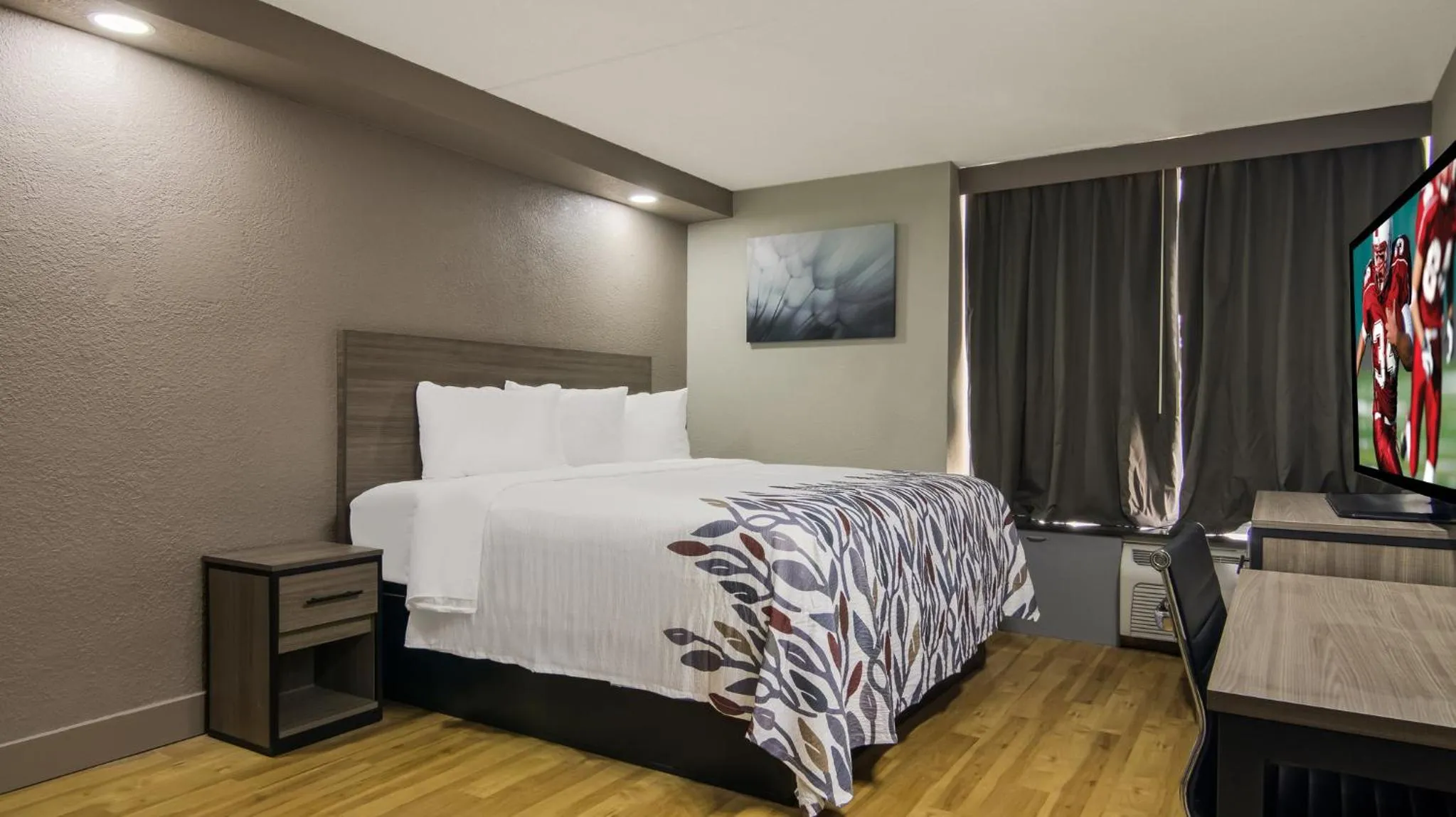 Bedroom, Bed in Red Roof Inn and Conference Center Chicago - N Aurora Naperville