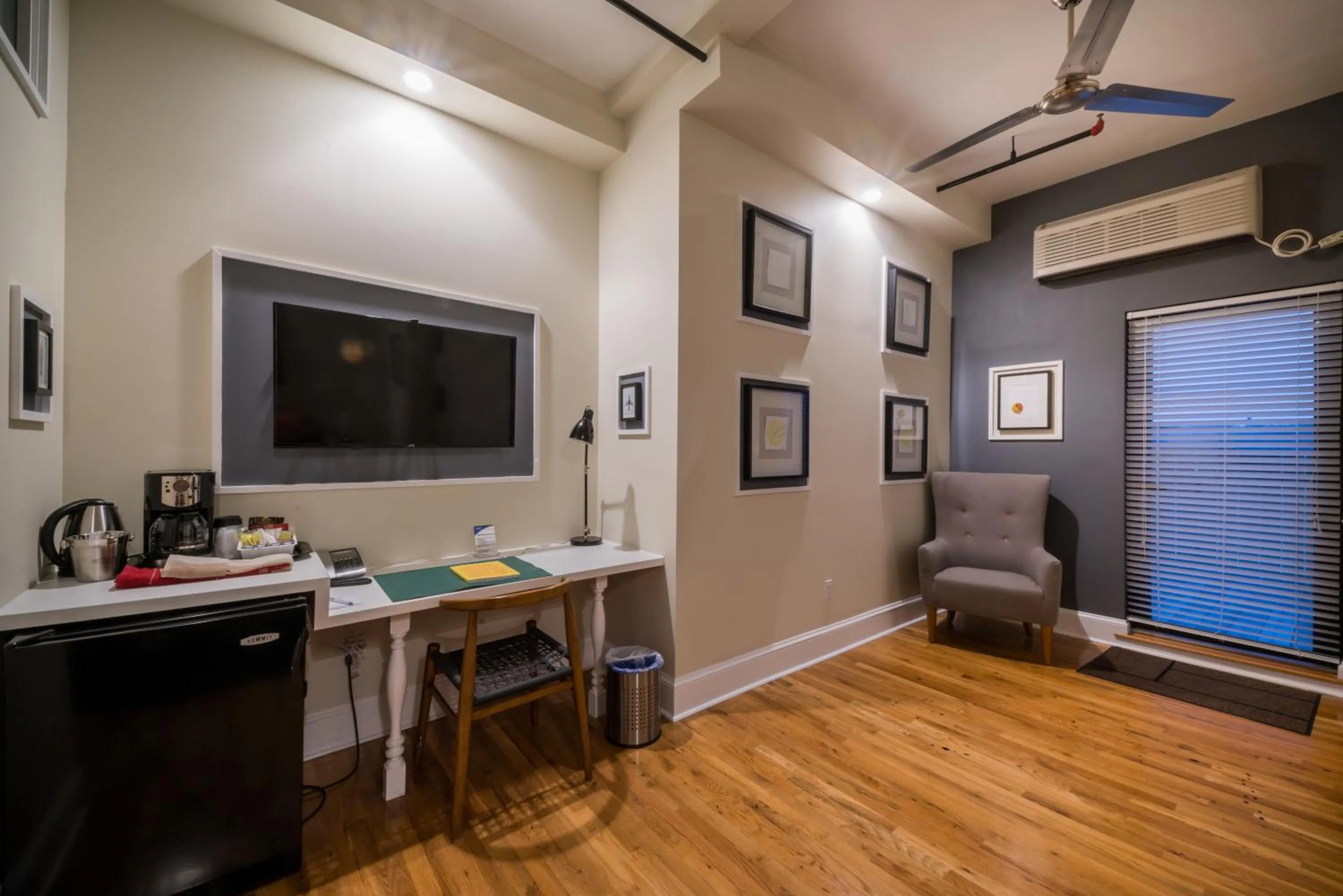 TV and multimedia in Henry Norman Hotel