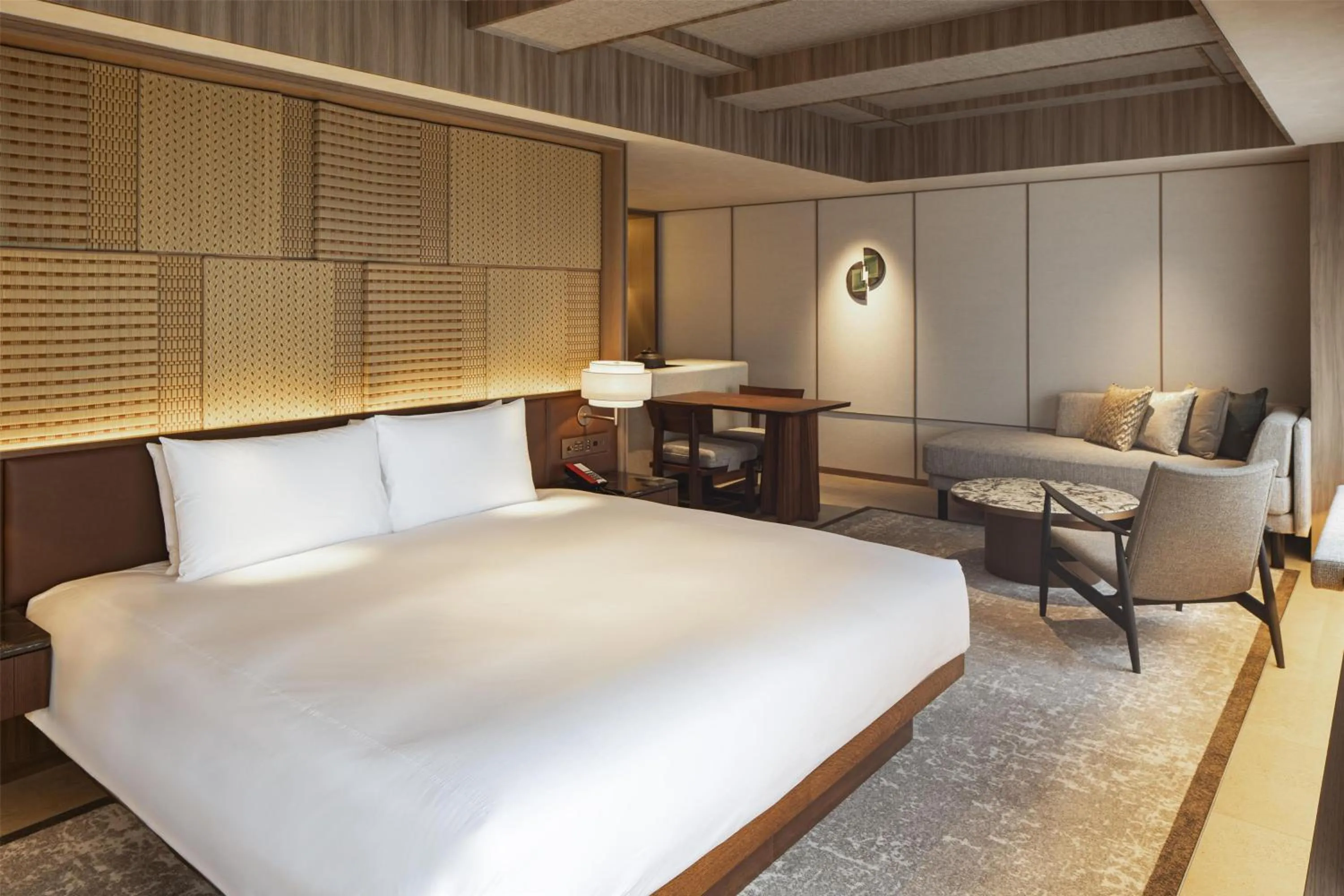 Bedroom, Bed in Grand Hyatt Fukuoka