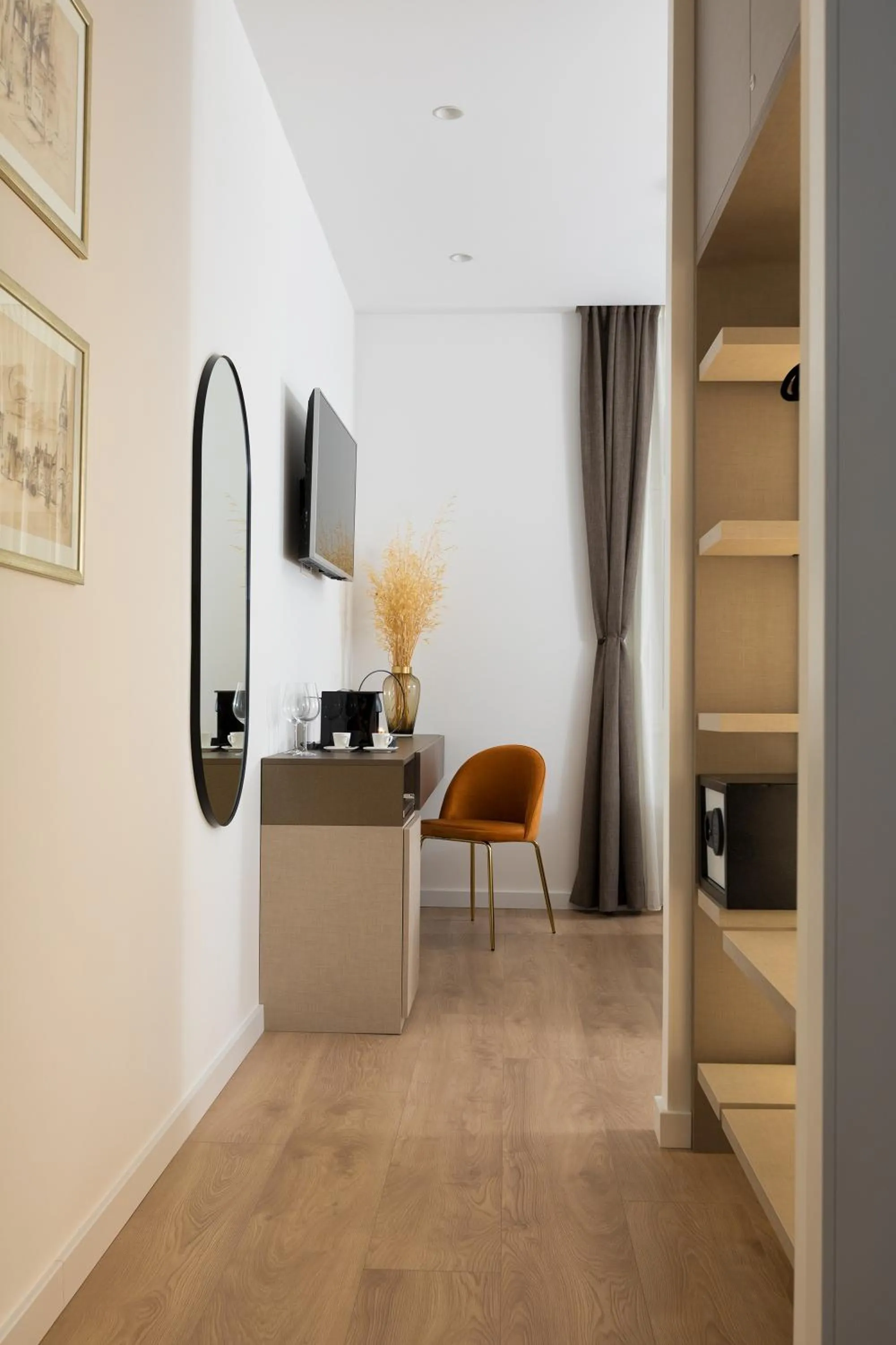 TV and multimedia in Green Park Luxury Rooms