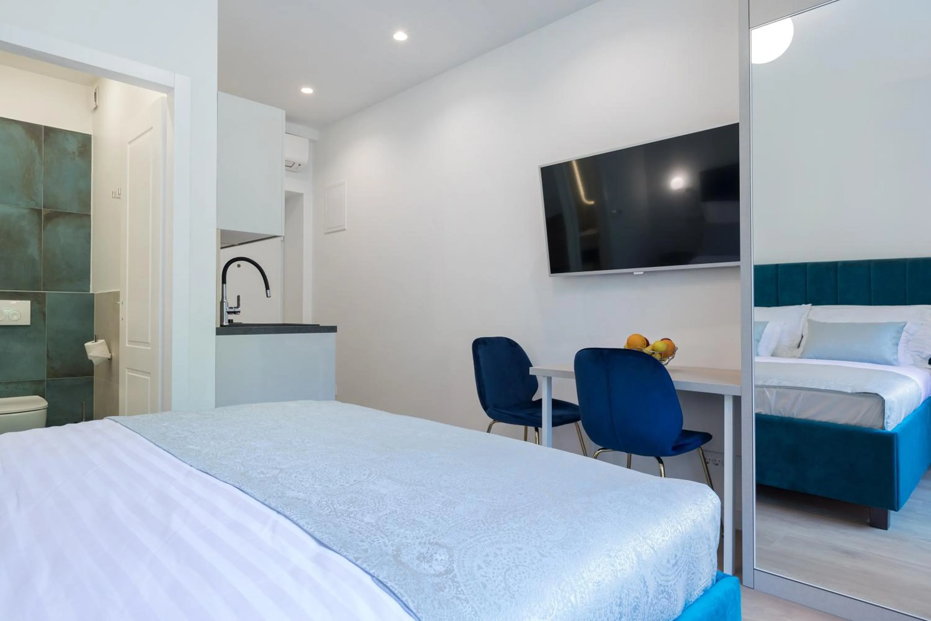 Bed in Green Park Luxury Rooms