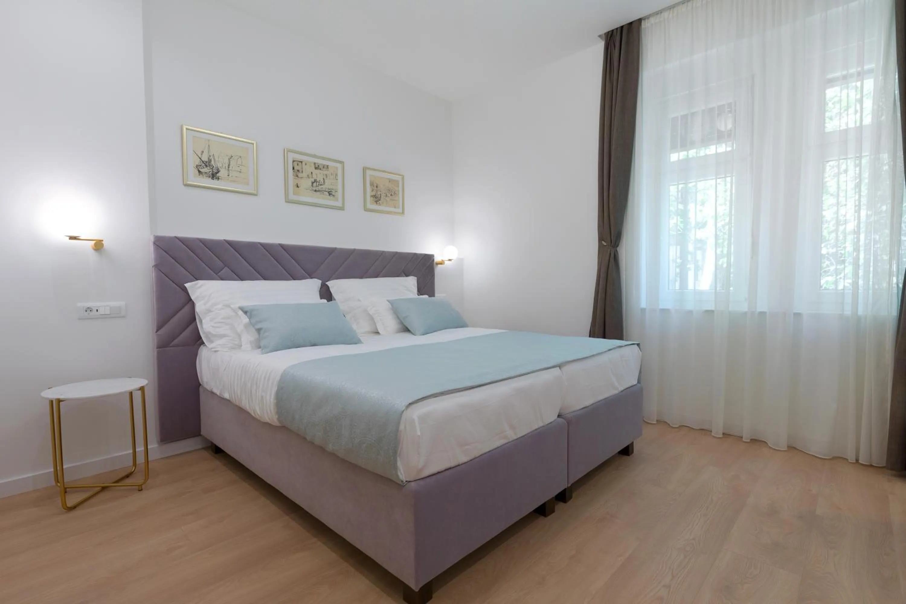 Bed in Green Park Luxury Rooms