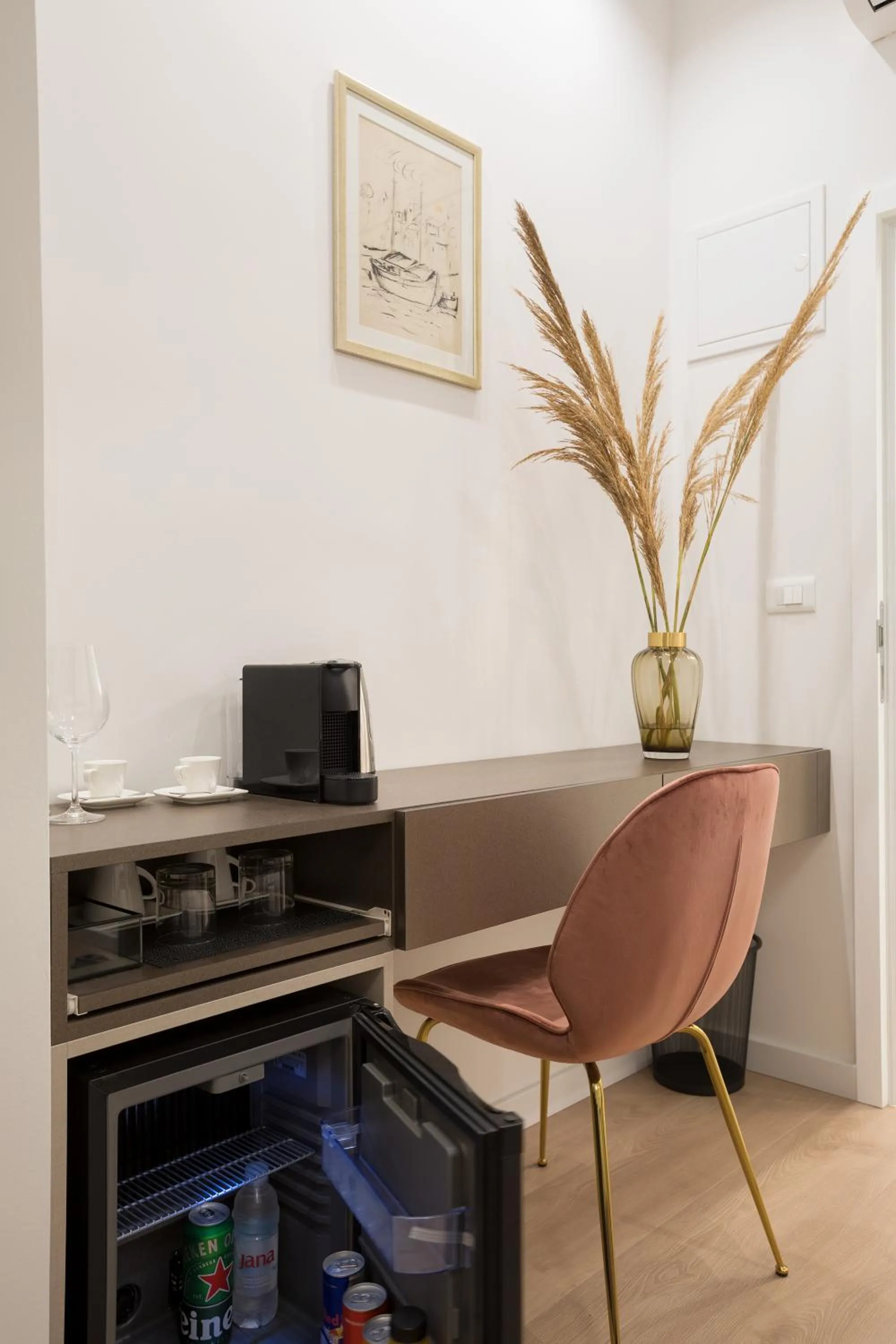 TV and multimedia in Green Park Luxury Rooms