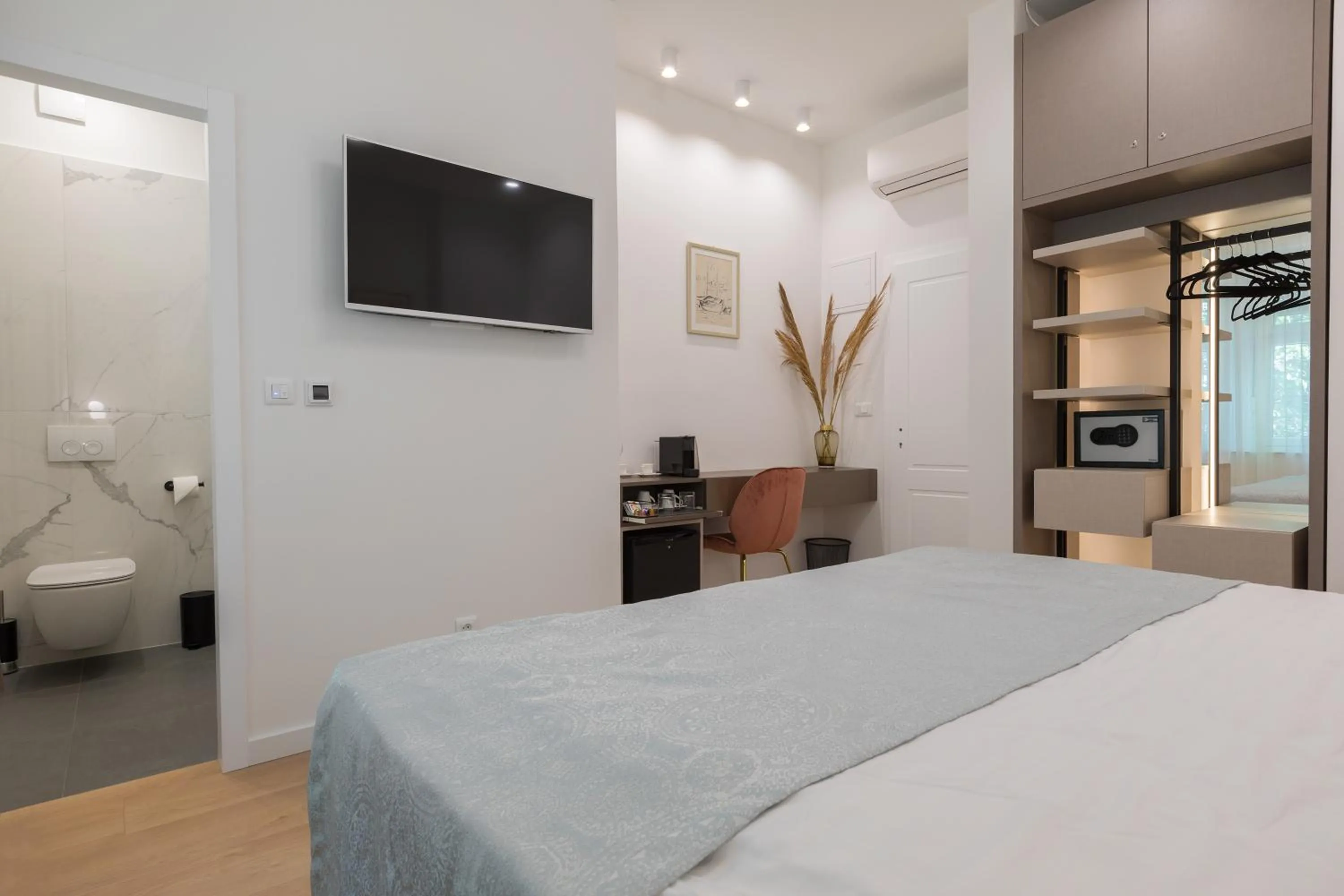 Bed in Green Park Luxury Rooms