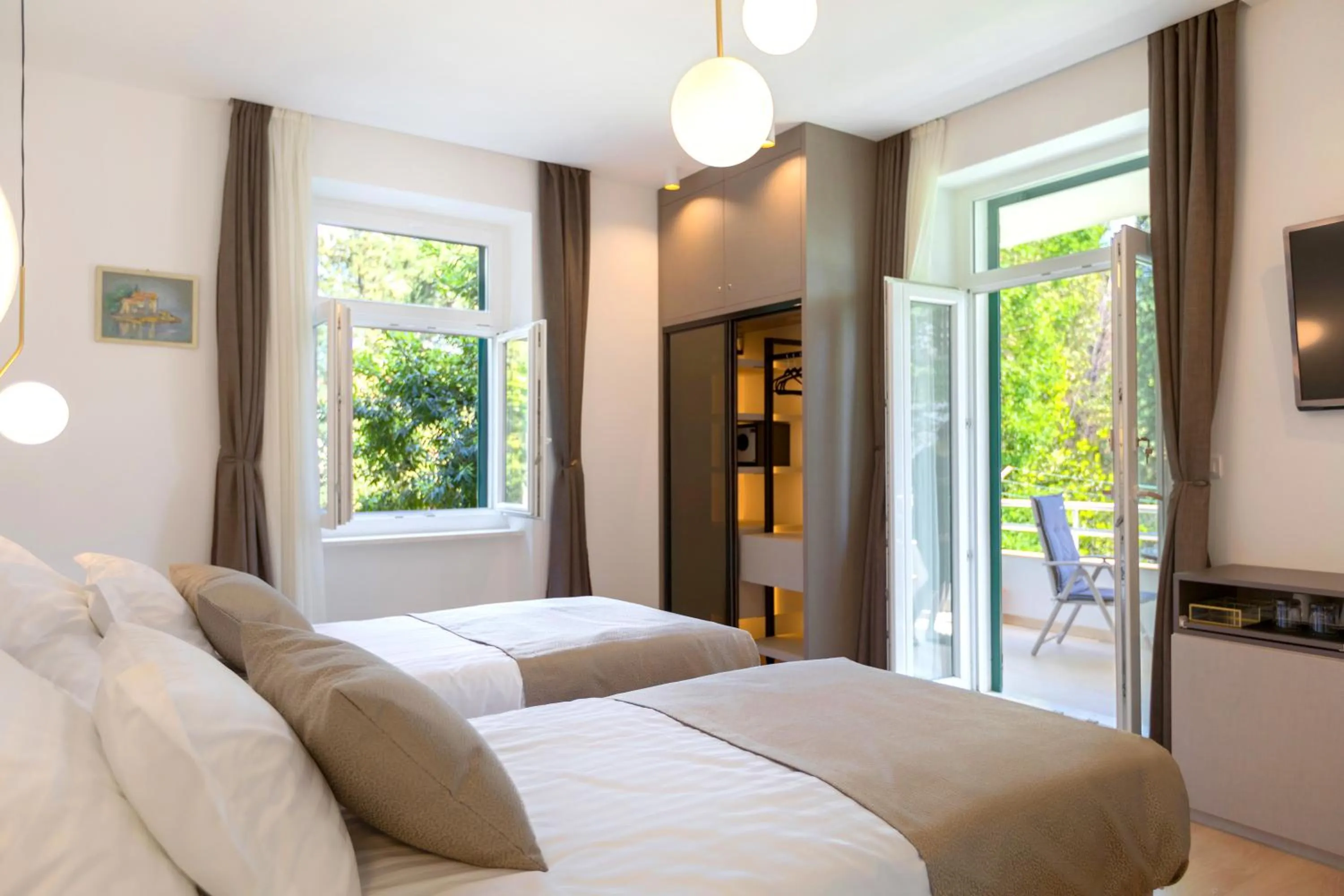 Bed in Green Park Luxury Rooms