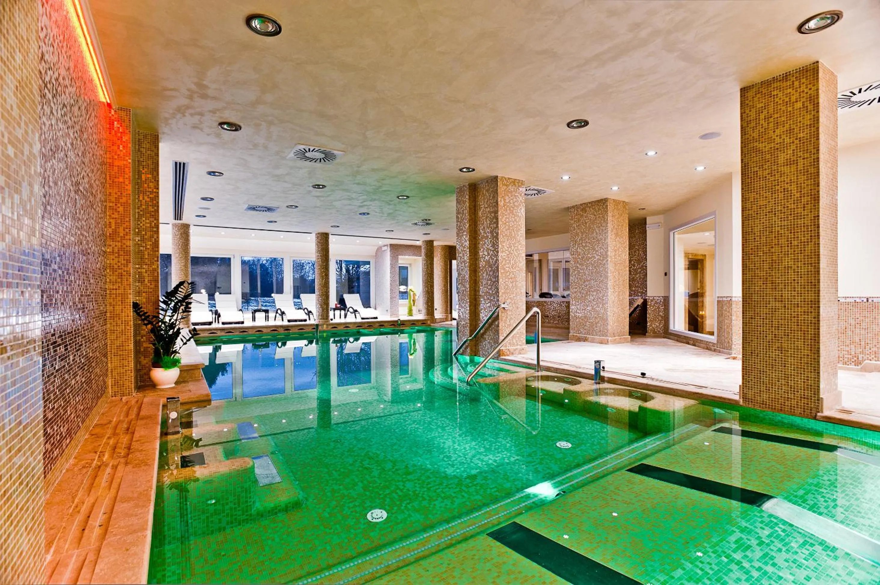 Swimming pool in Hotel Fiuggi Terme Resort & Spa