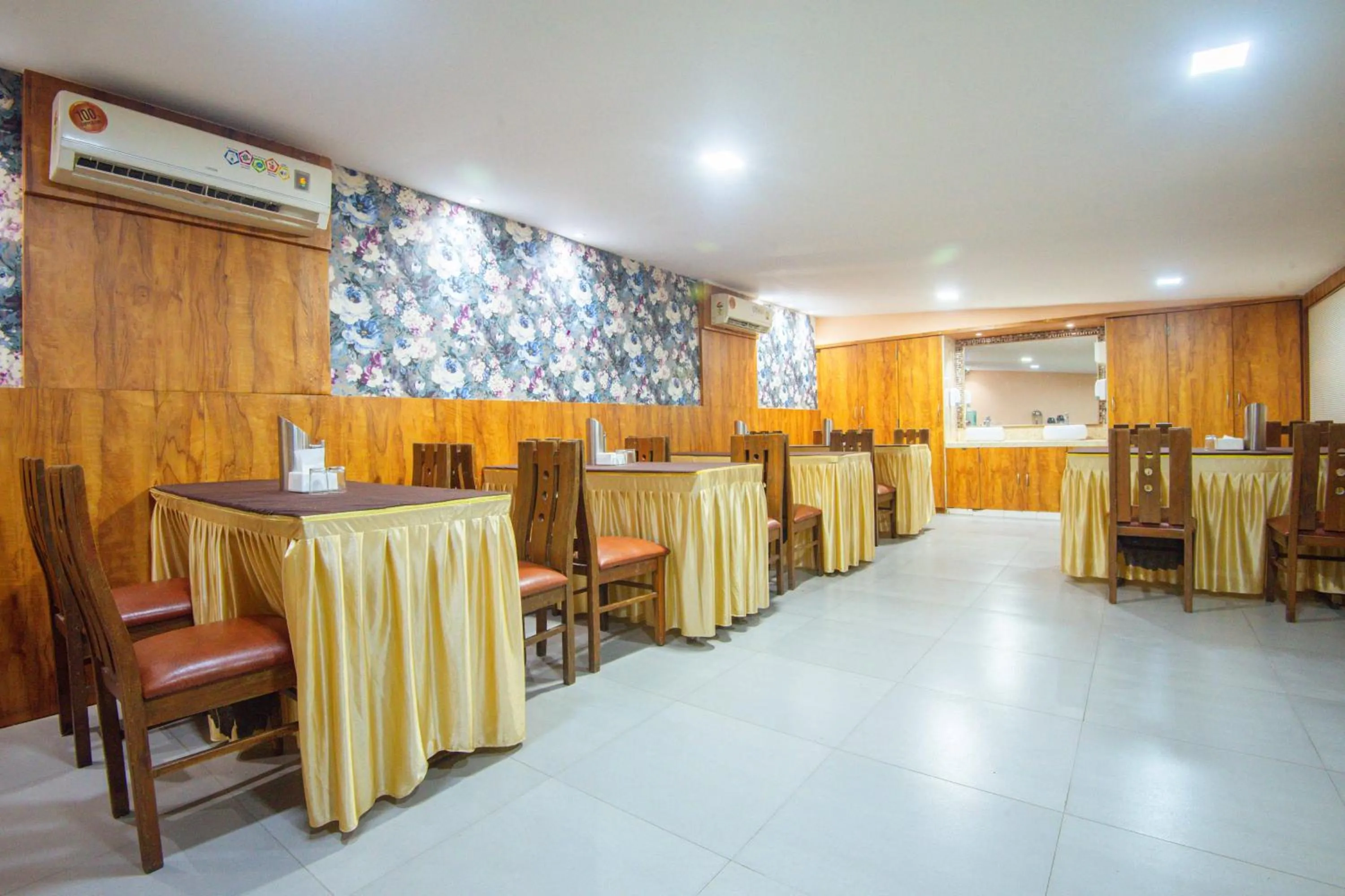 Dining area in Treebo Anam International