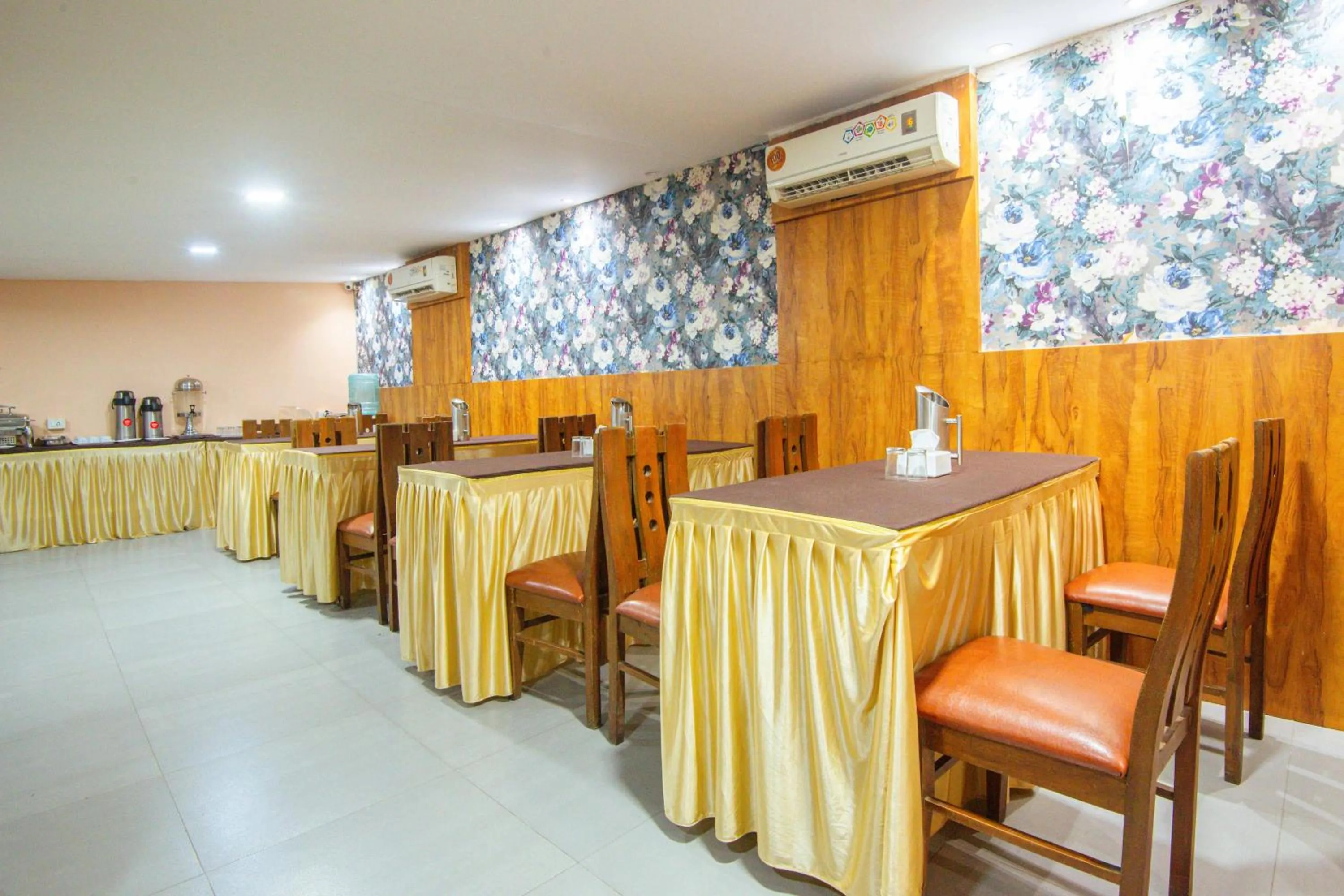 Dining area in Treebo Anam International