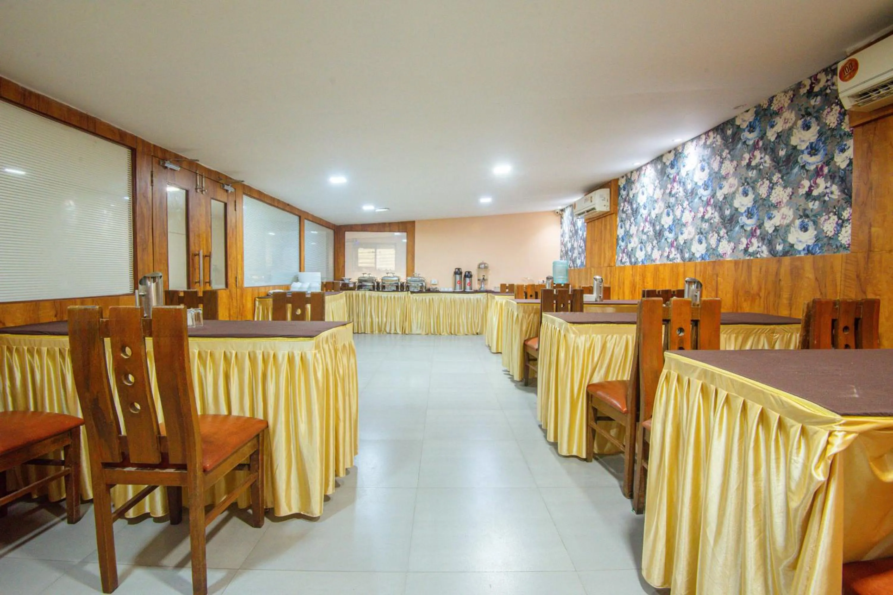 Dining area in Treebo Anam International
