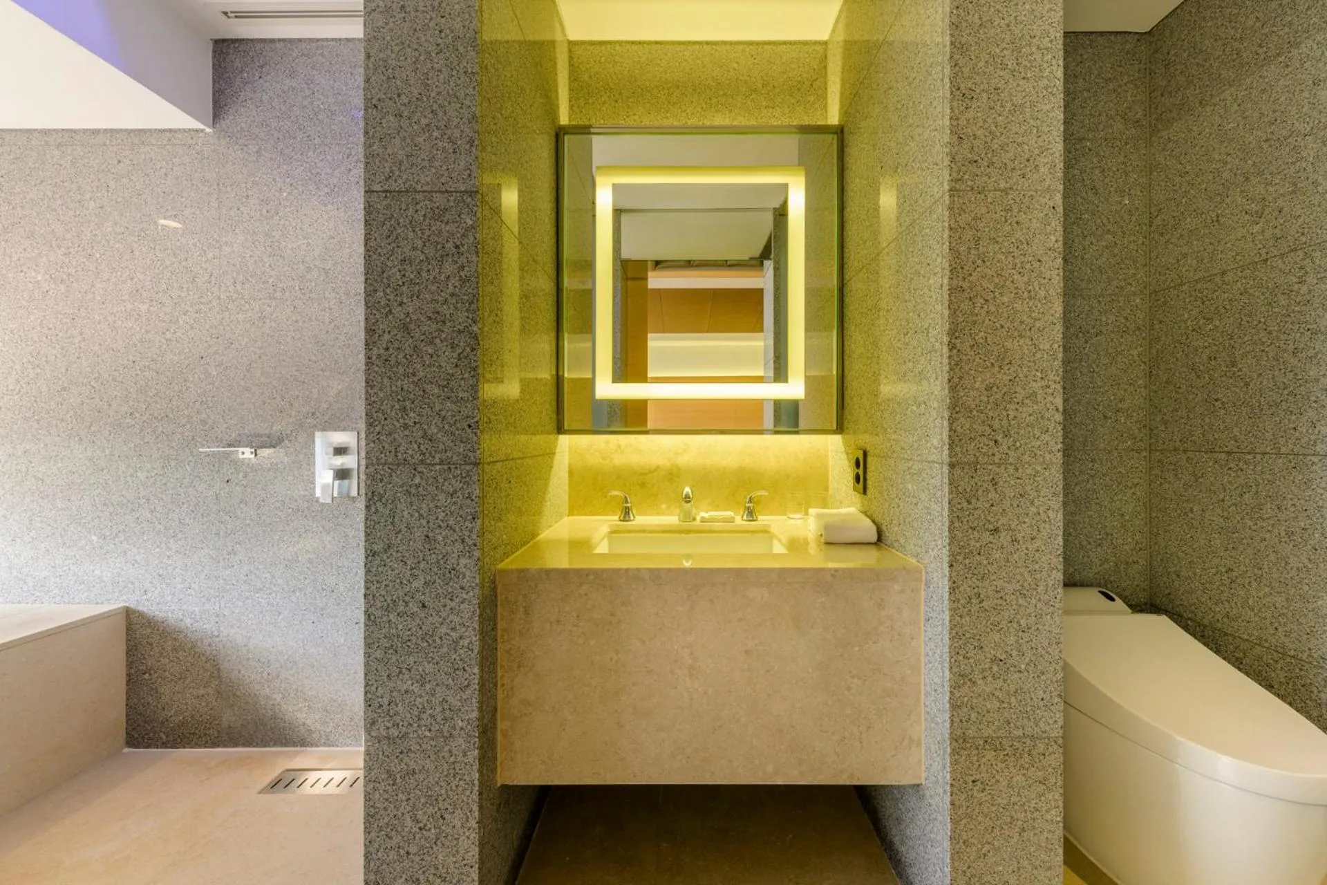 Toilet, Bed in STANFORD Hotel & Resort Jeju