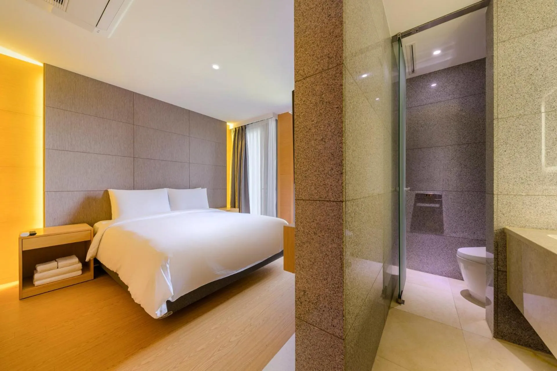 Bathroom, Bed in STANFORD Hotel & Resort Jeju