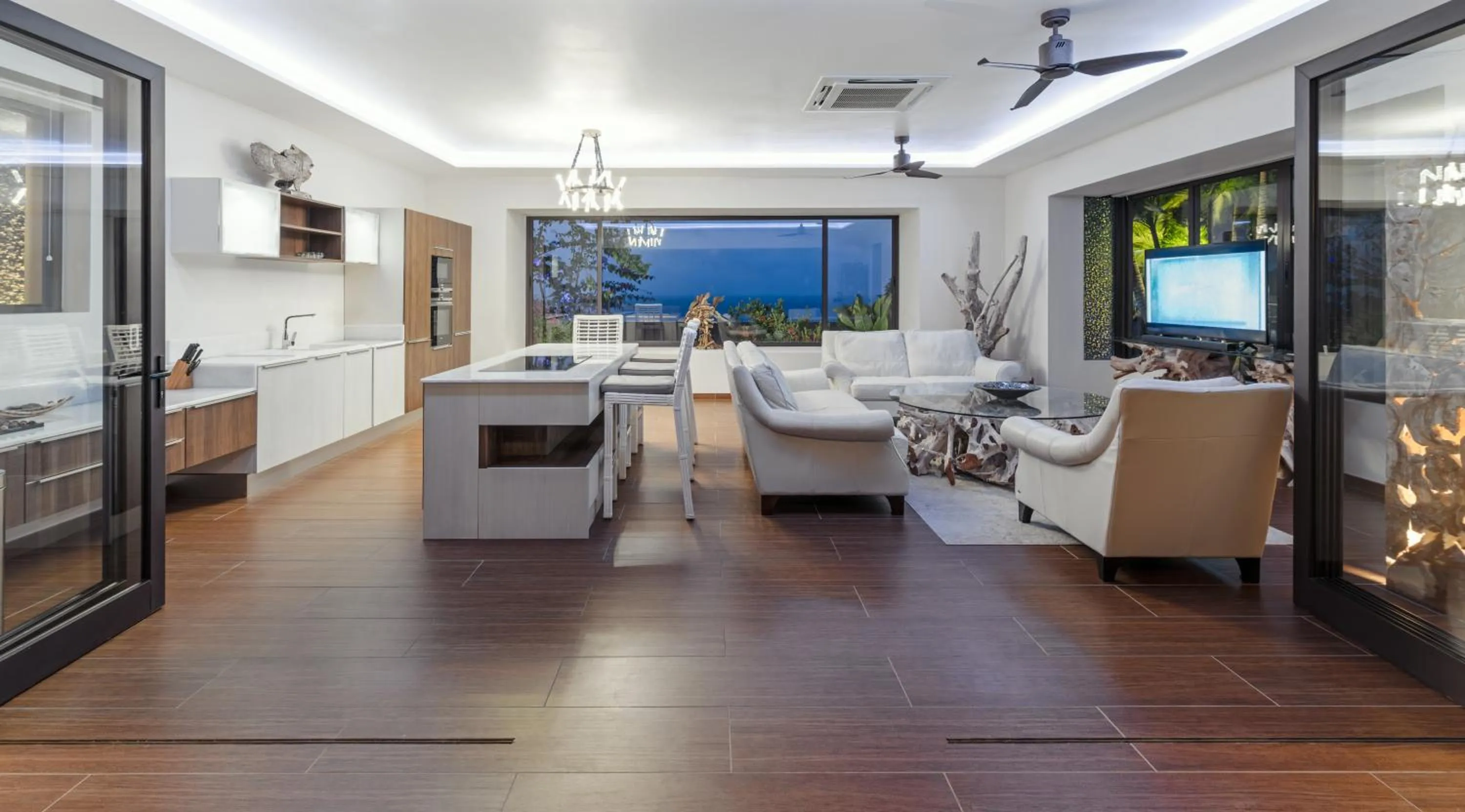 TV and multimedia in Hotel Le Duc de Praslin