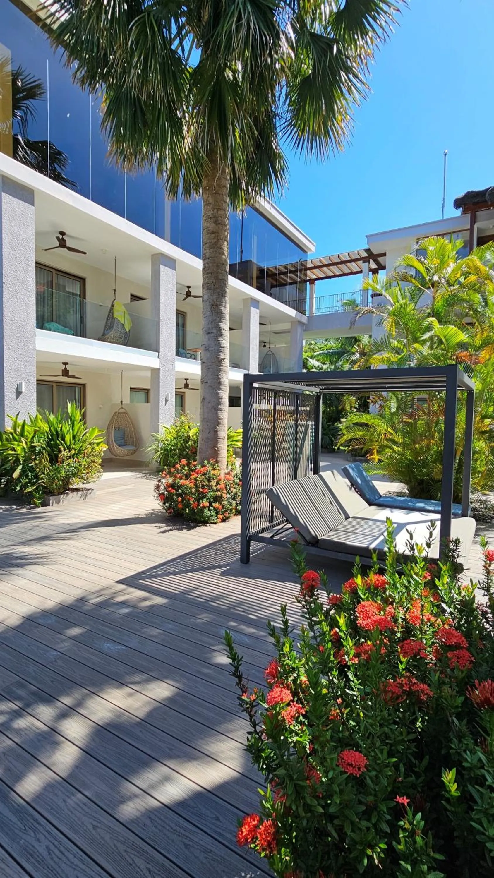 Property building in Hotel Le Duc de Praslin