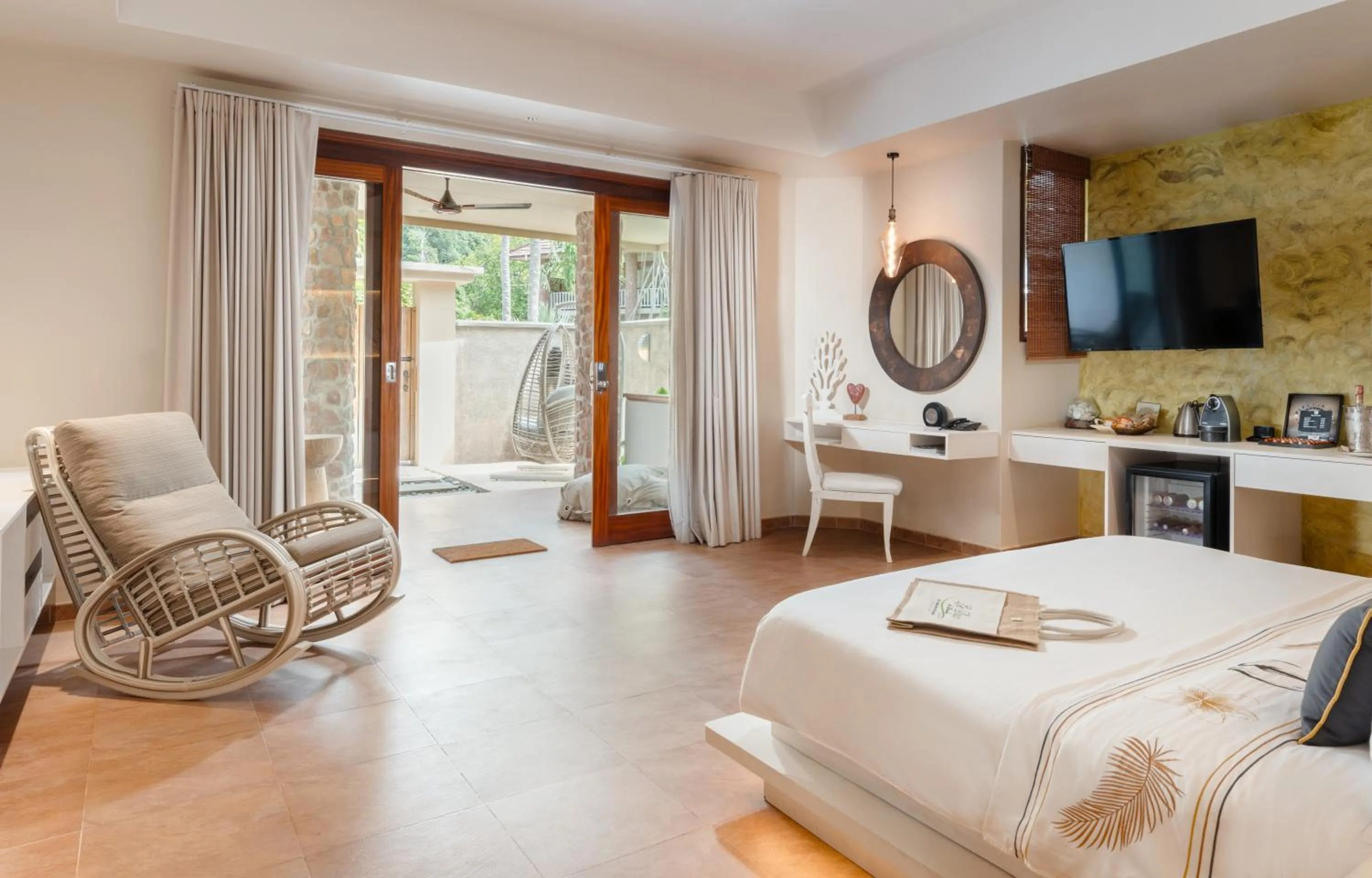 Seating area, Bed in Hotel Le Duc de Praslin