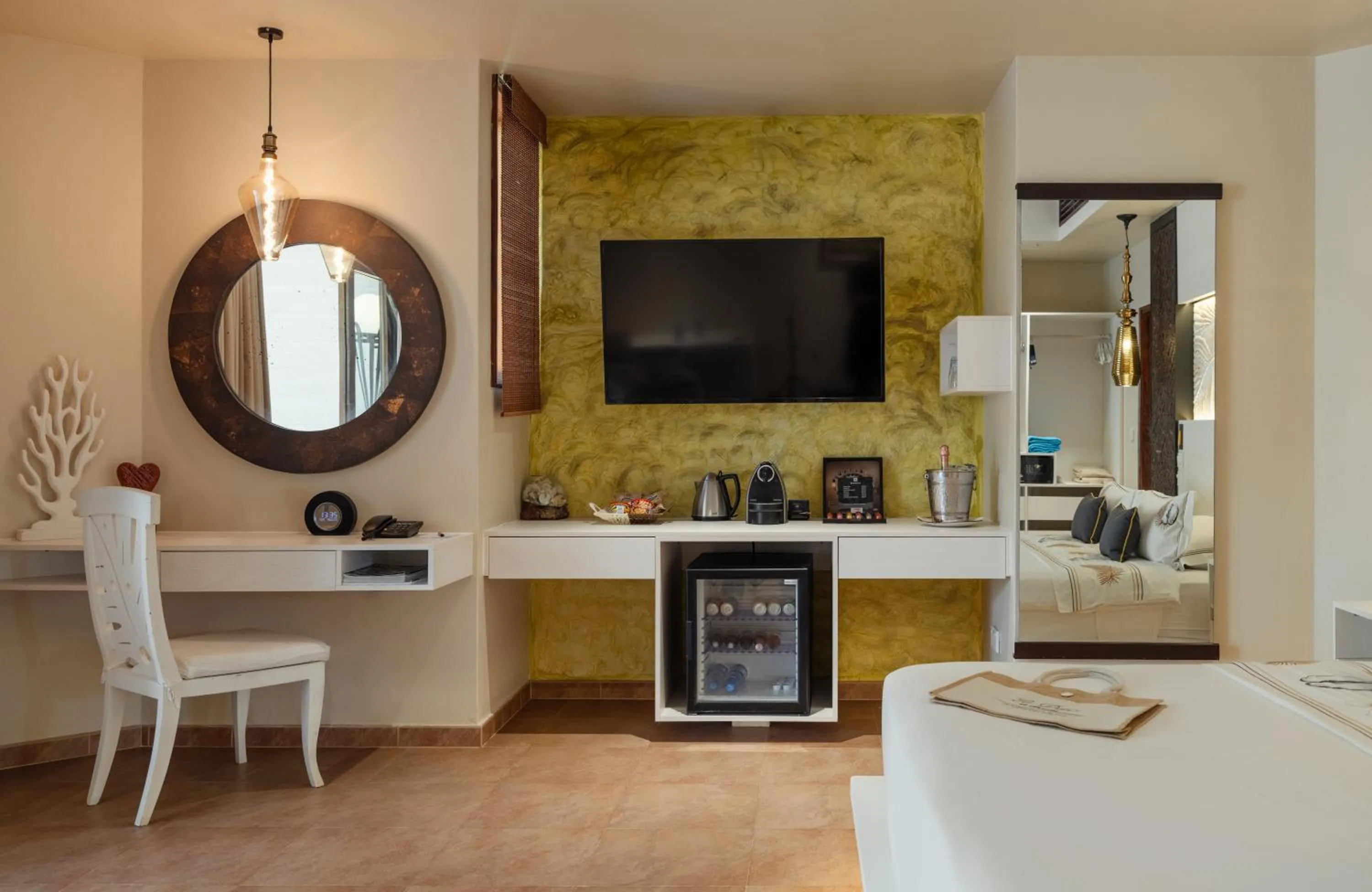 TV and multimedia in Hotel Le Duc de Praslin