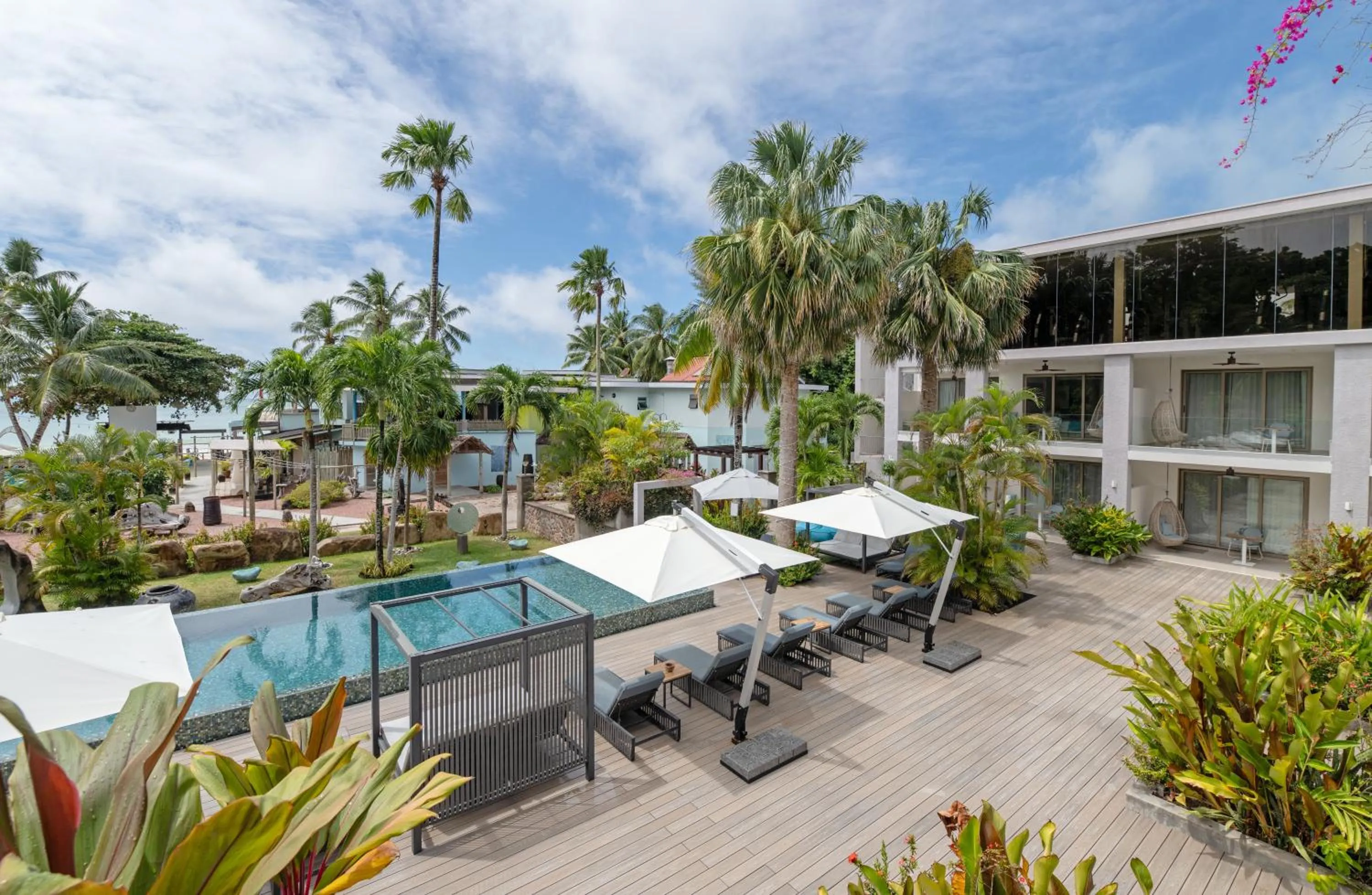 Property building in Hotel Le Duc de Praslin