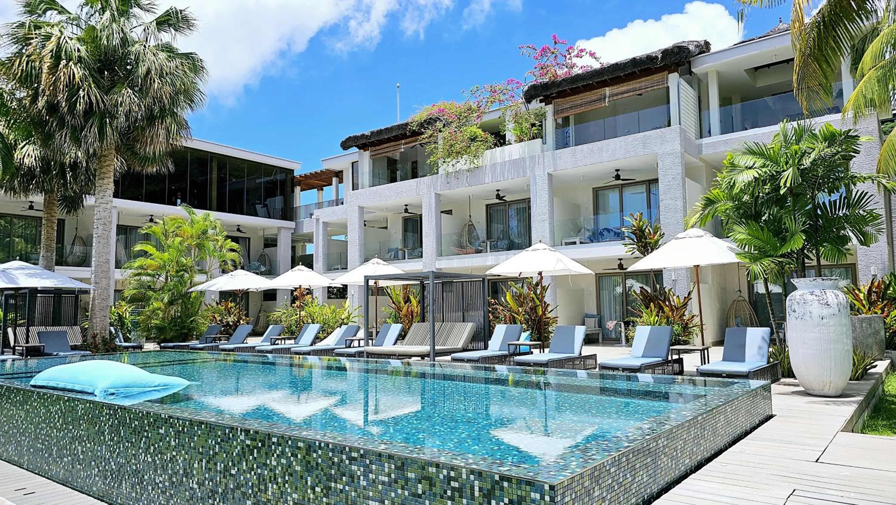 Property building in Hotel Le Duc de Praslin