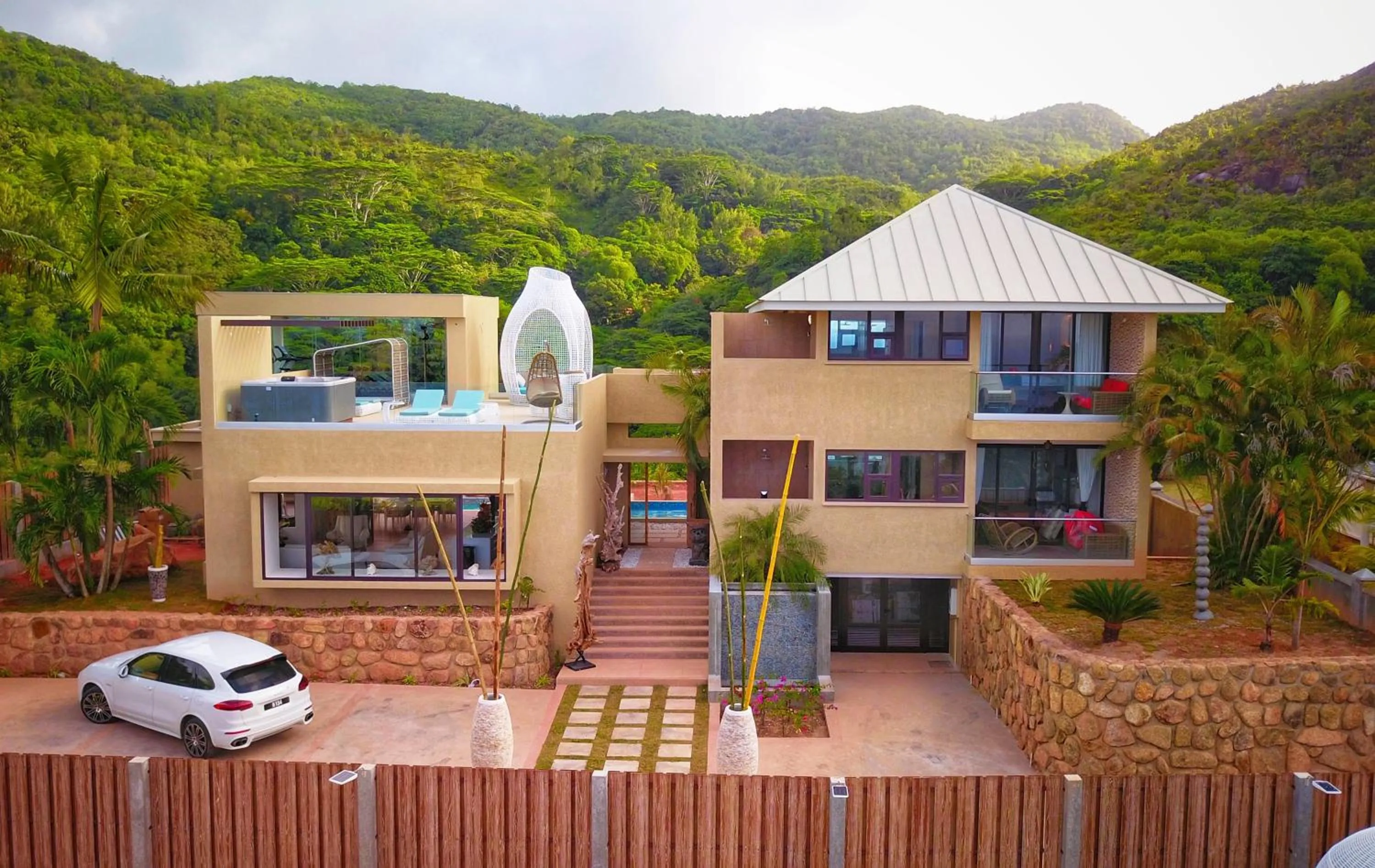 Property building in Hotel Le Duc de Praslin