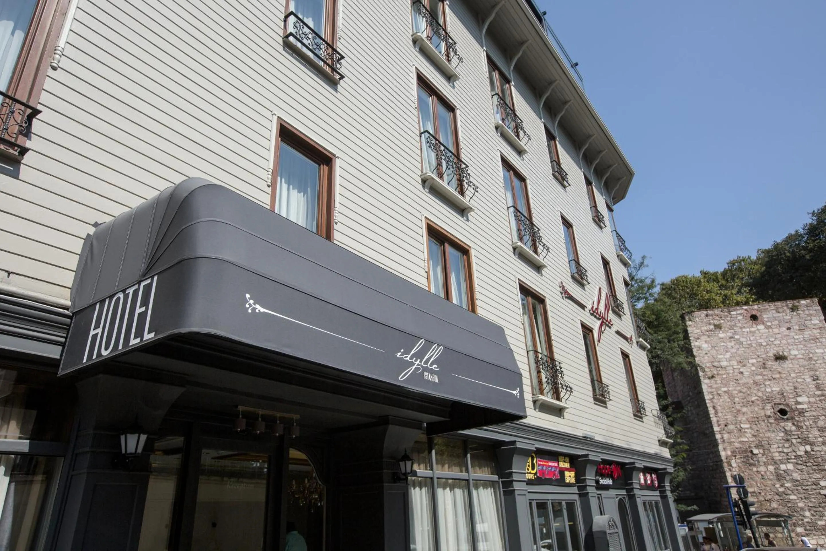 Facade/entrance in Idylle Hotel