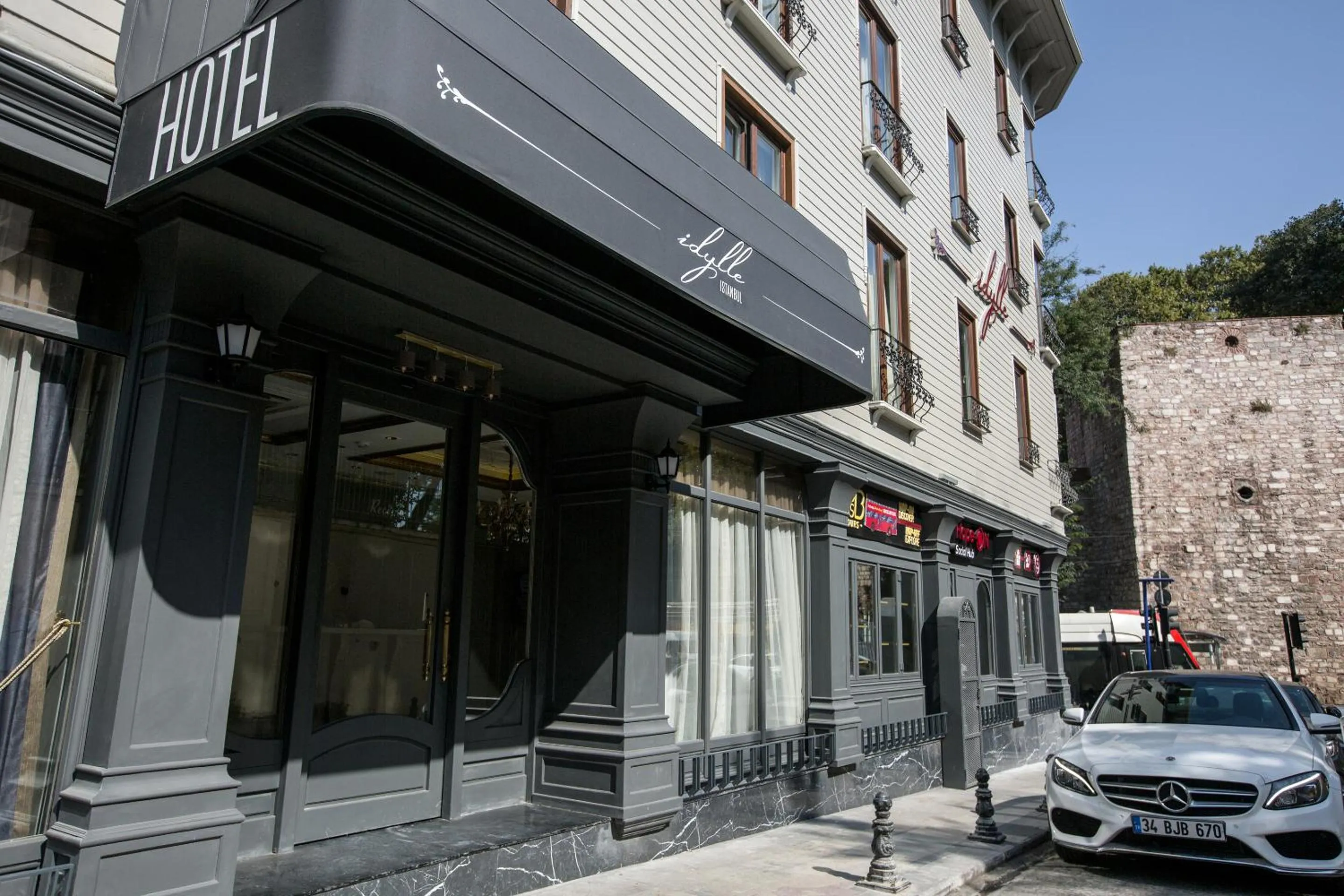 Facade/entrance in Idylle Hotel