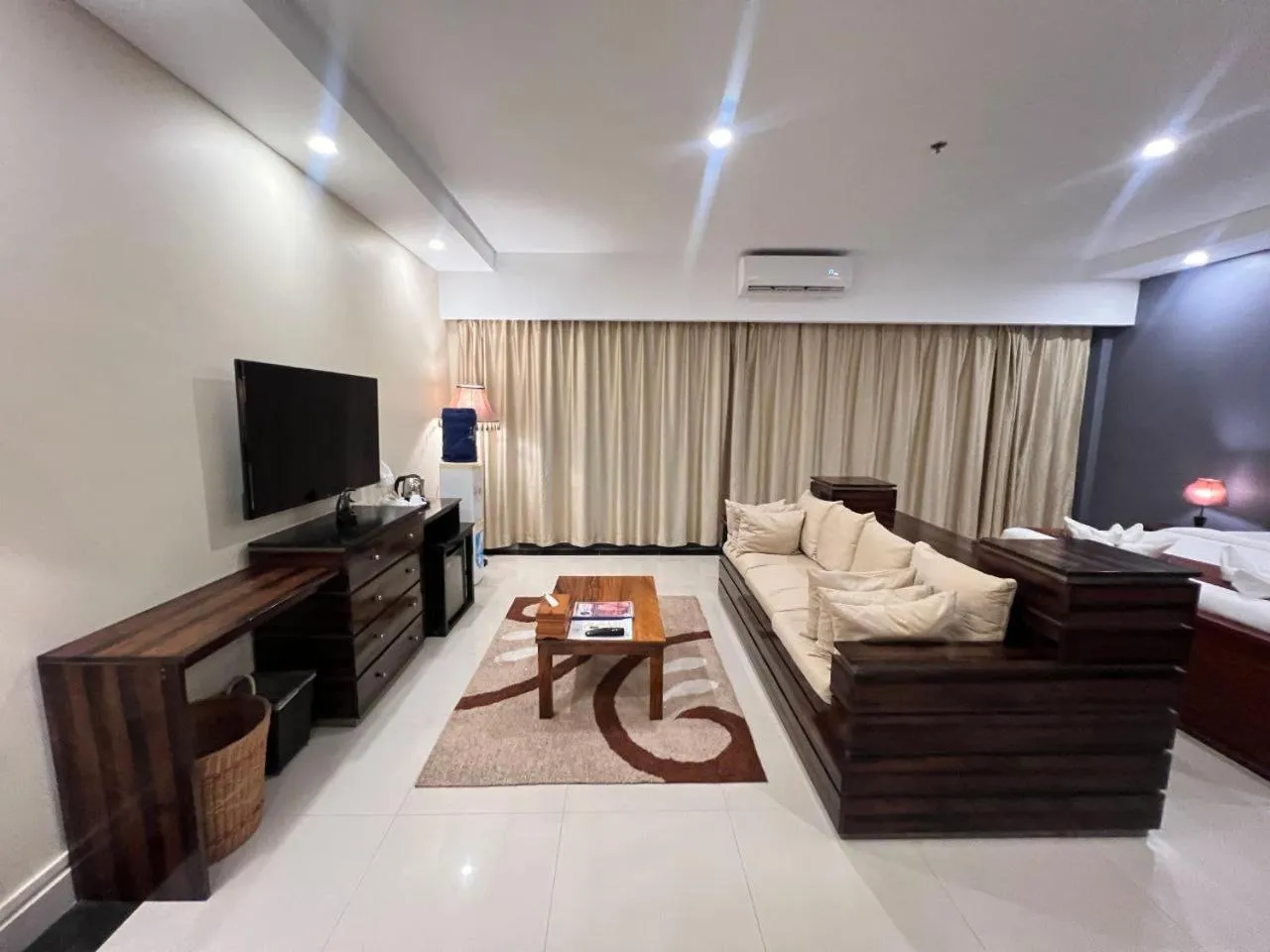 Living room, Bed in Aristocrat Residence & Hotel