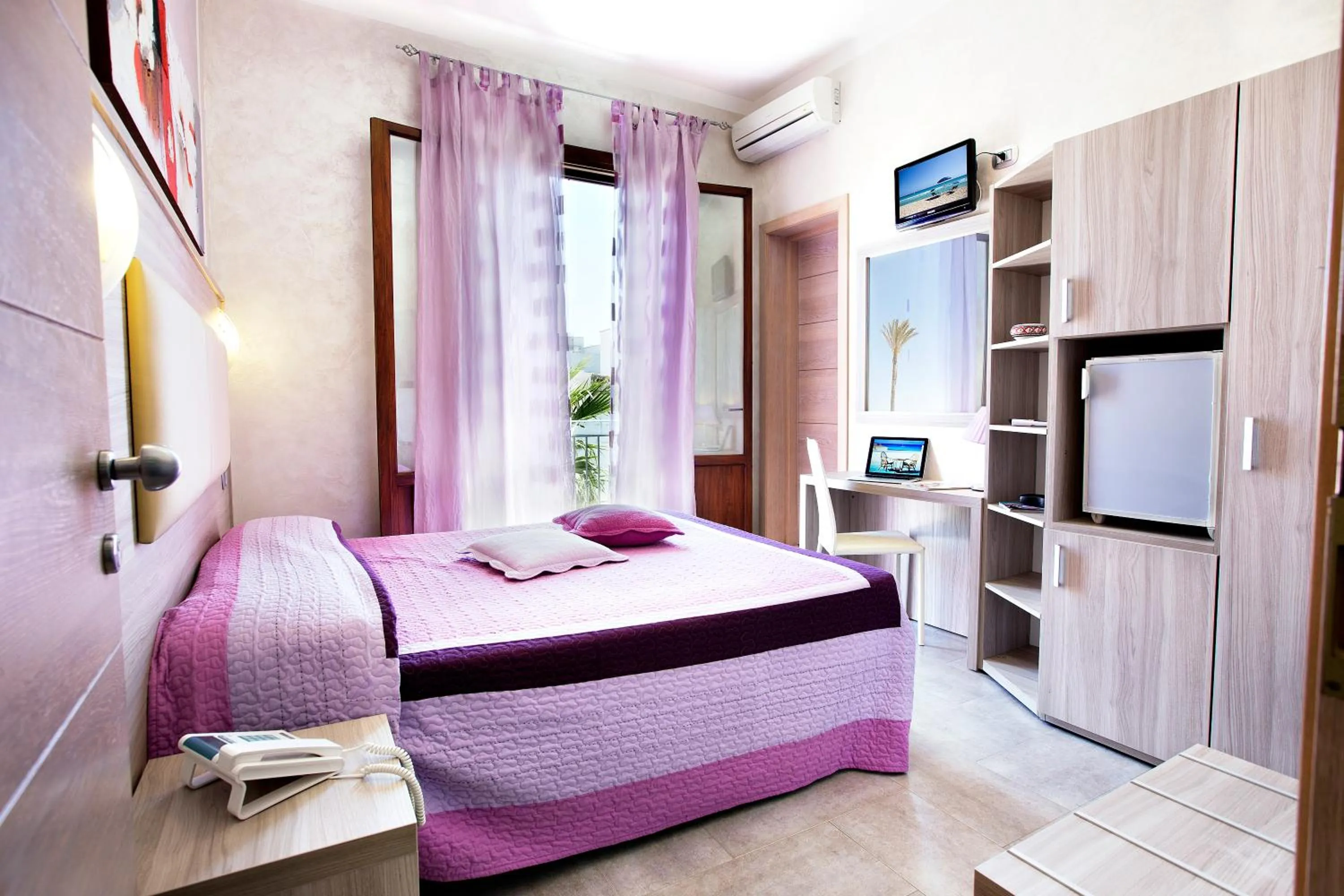 TV and multimedia, Bed in Hotel Piccolo Mondo