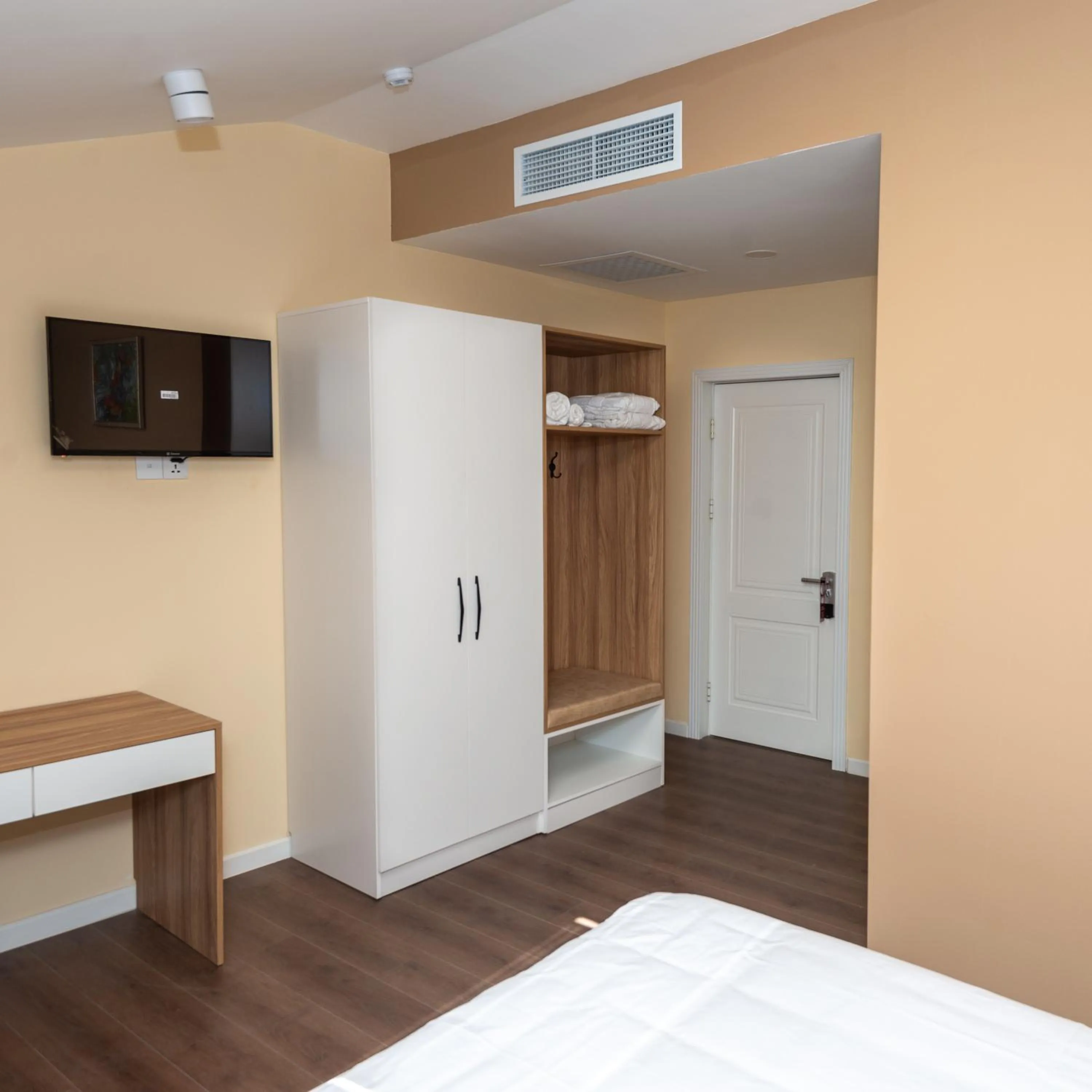 wardrobe, Bed in OLF Hotel